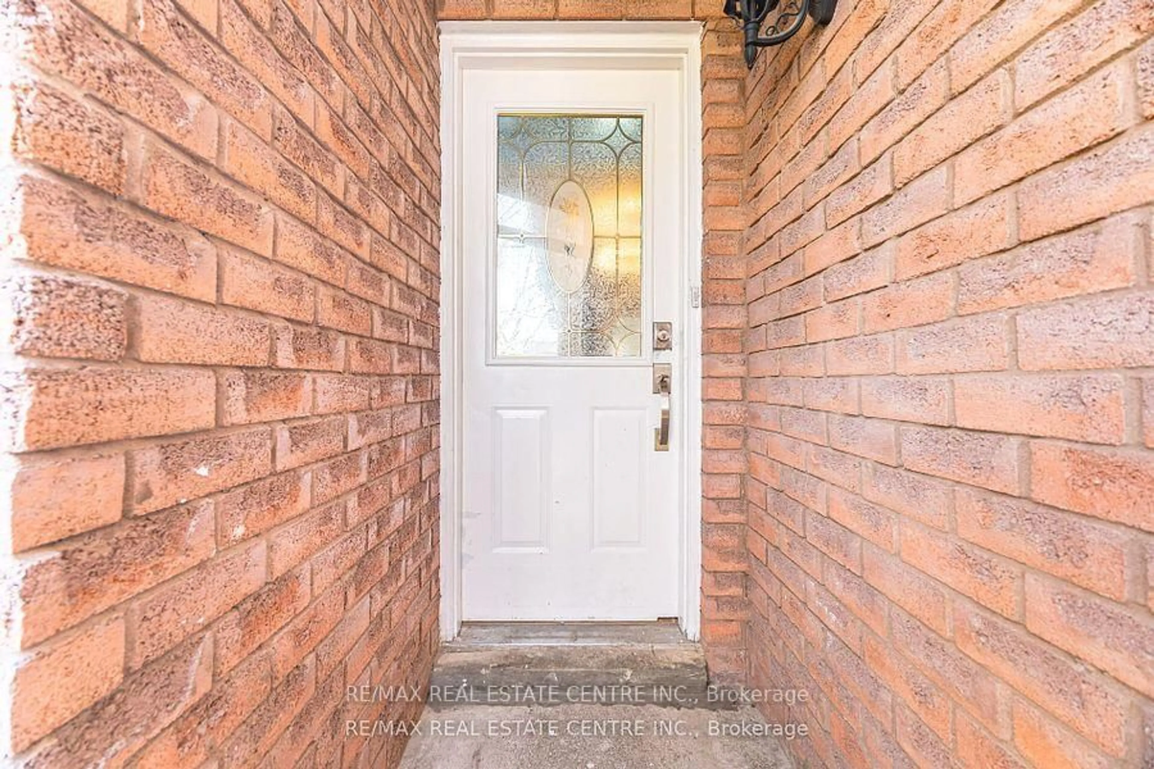 Indoor entryway for 43 Horsham St, Brampton Ontario L6X 3R4