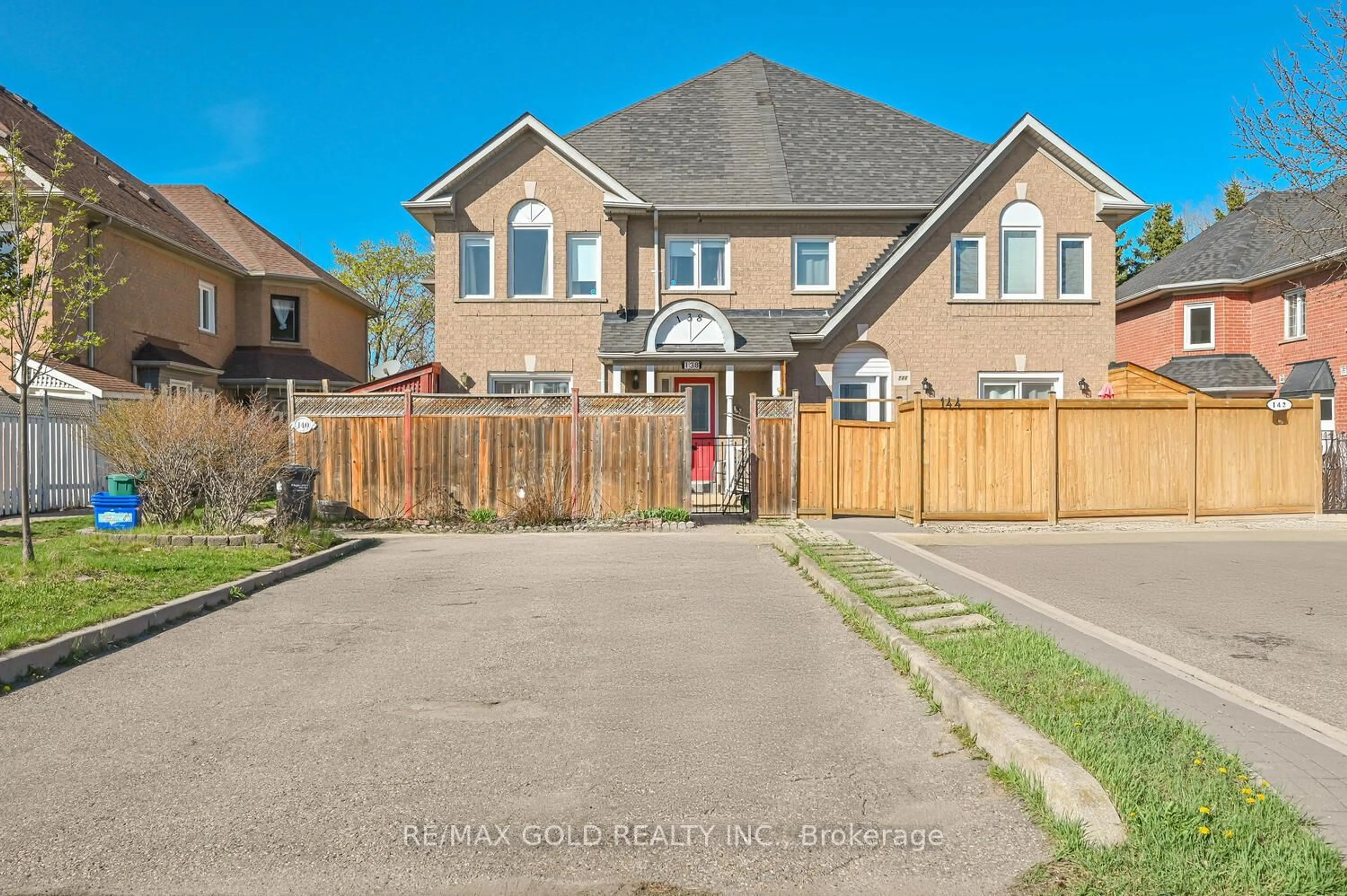 A pic from outside/outdoor area/front of a property/back of a property/a pic from drone, street for 138 Pressed Brick Dr, Brampton Ontario L6V 4K3