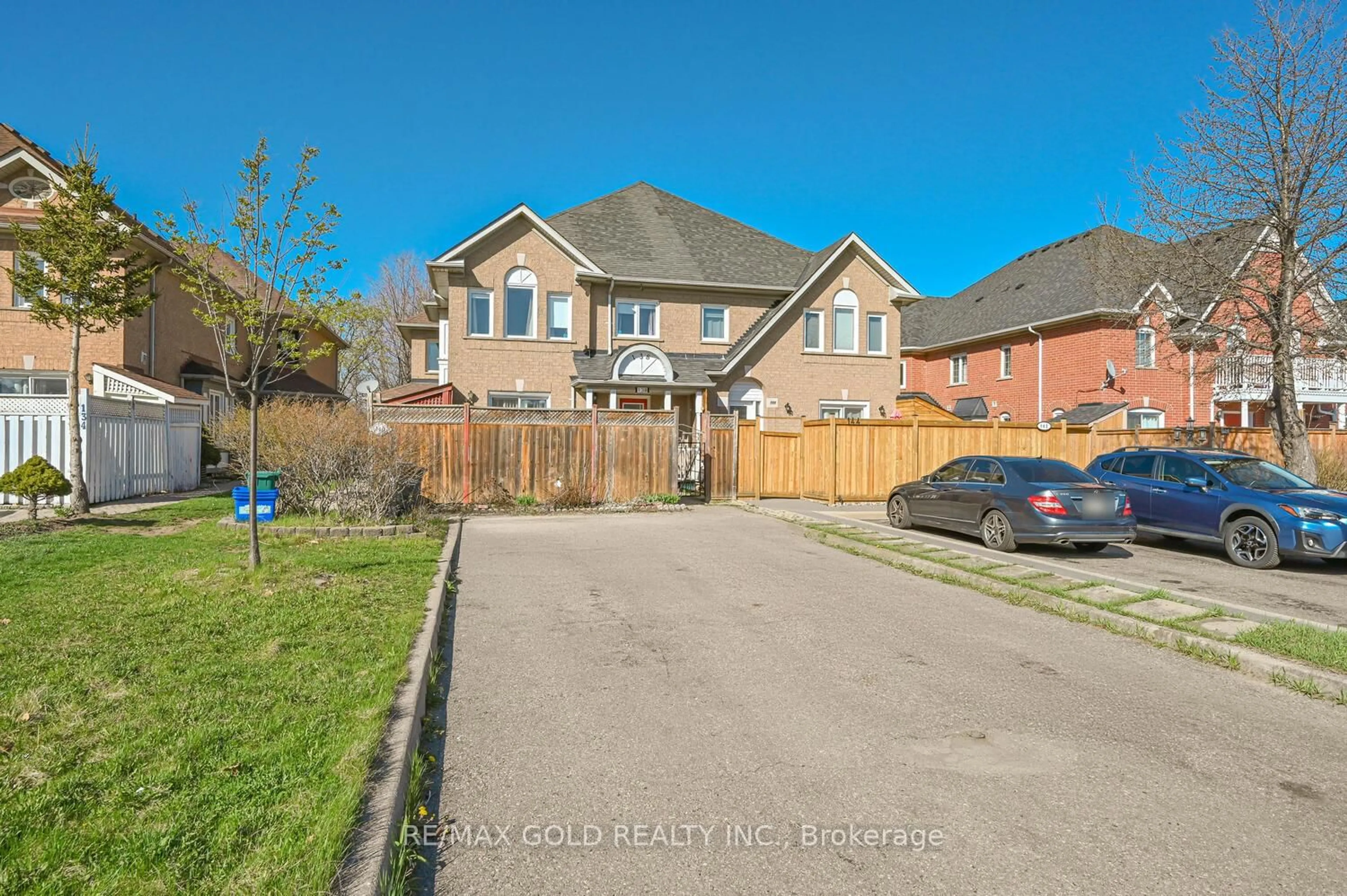 A pic from outside/outdoor area/front of a property/back of a property/a pic from drone, street for 138 Pressed Brick Dr, Brampton Ontario L6V 4K3