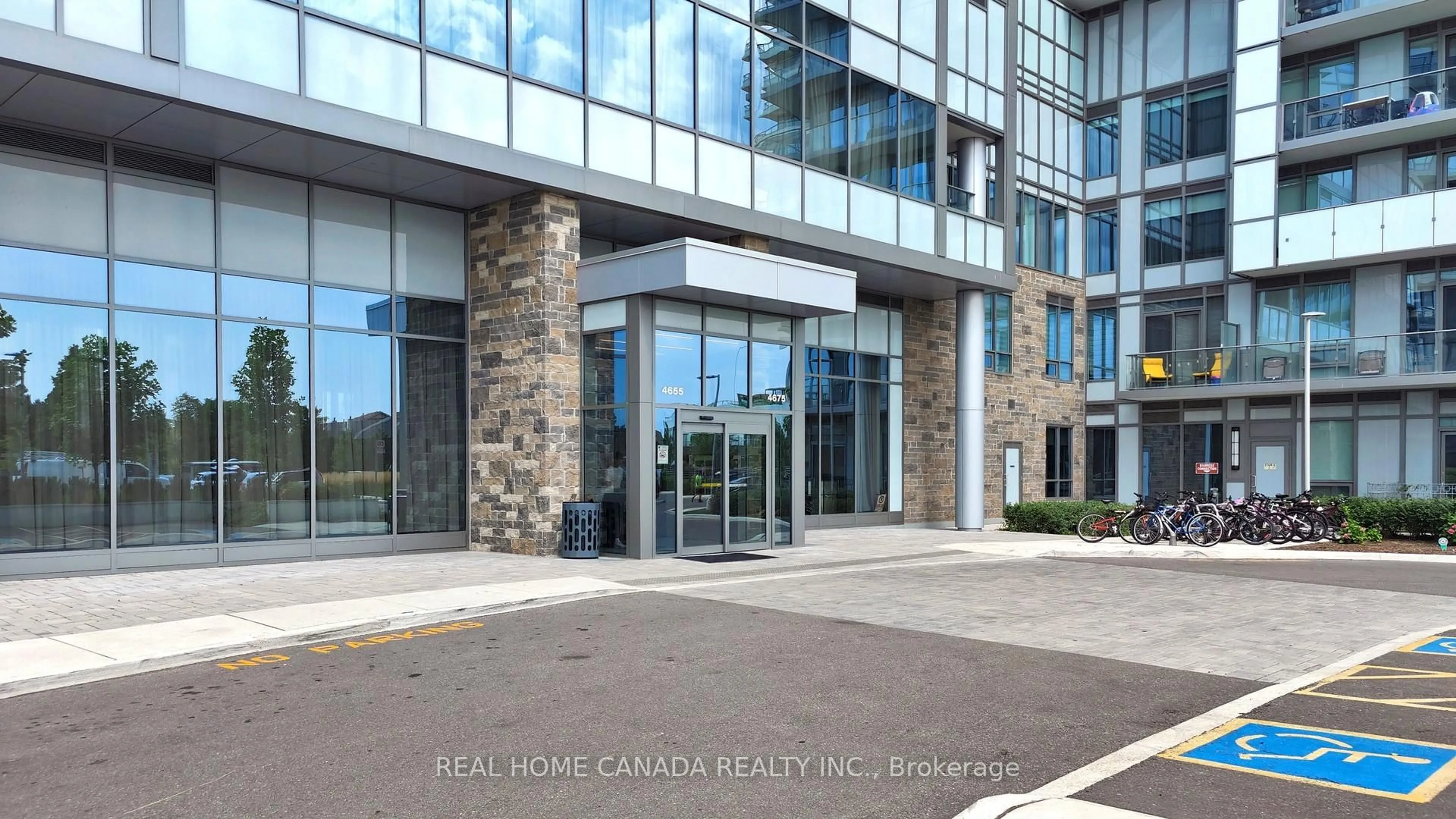 Indoor foyer for 4675 Metcalfe Ave #1002, Mississauga Ontario L5M 0Z8