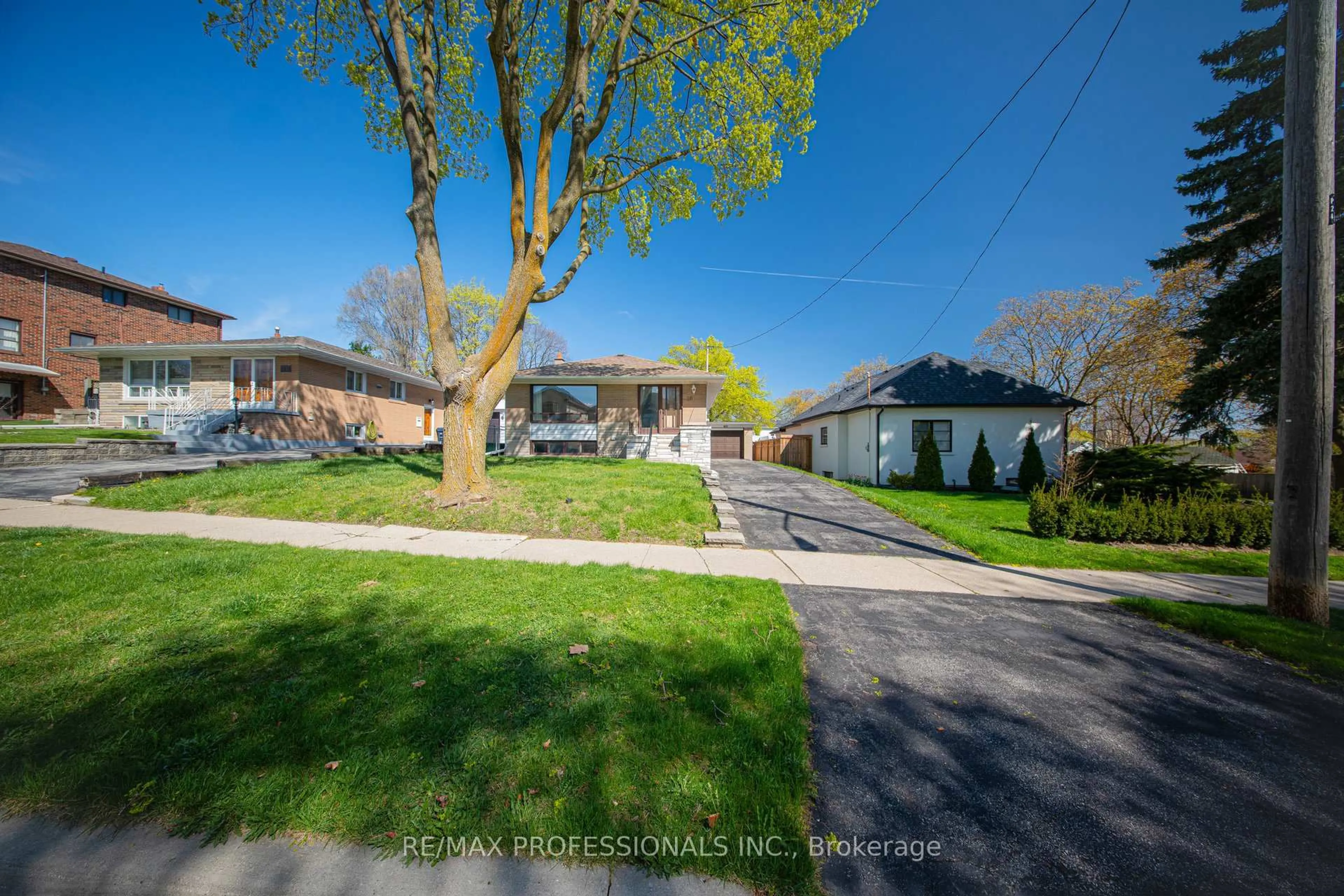 A pic from outside/outdoor area/front of a property/back of a property/a pic from drone, street for 26 Crane Ave, Toronto Ontario M9P 1V2