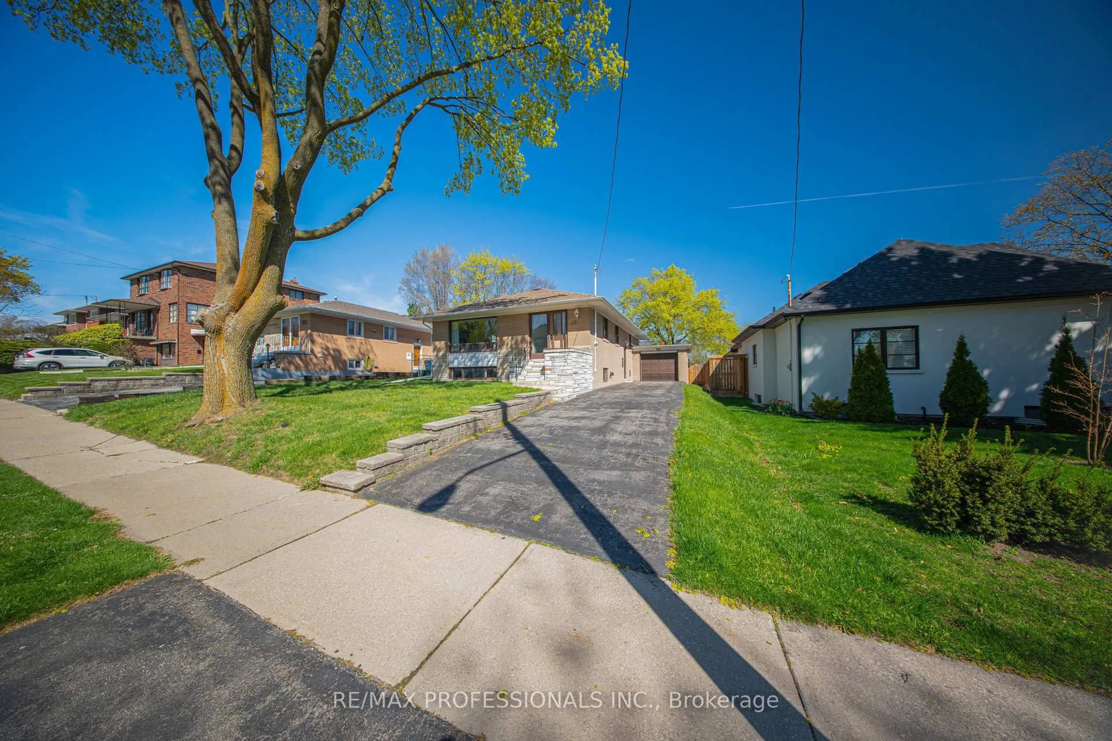 A pic from outside/outdoor area/front of a property/back of a property/a pic from drone, street for 26 Crane Ave, Toronto Ontario M9P 1V2