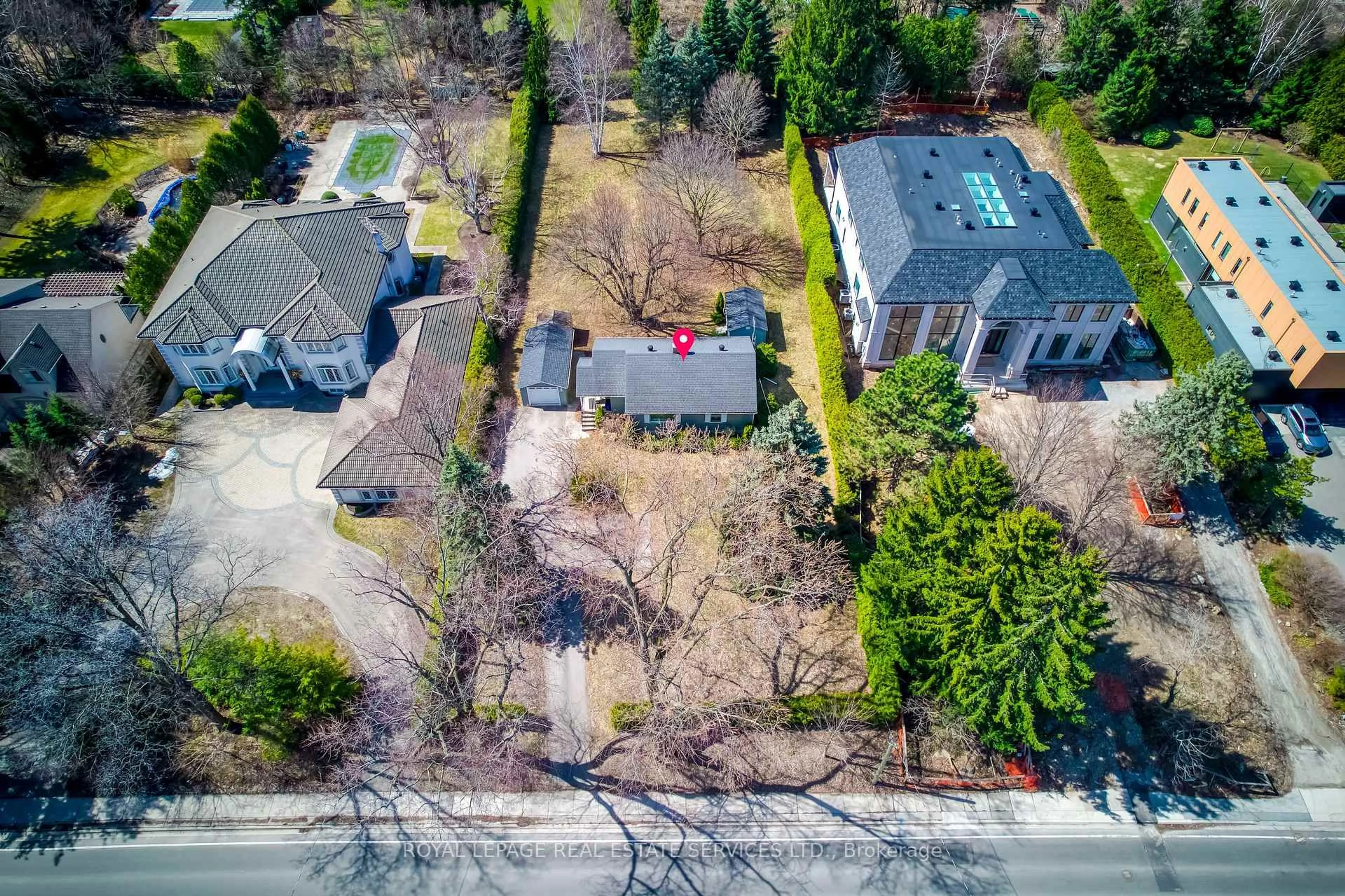 A pic from outside/outdoor area/front of a property/back of a property/a pic from drone, street for 392 Fourth Line, Oakville Ontario L6L 5A4