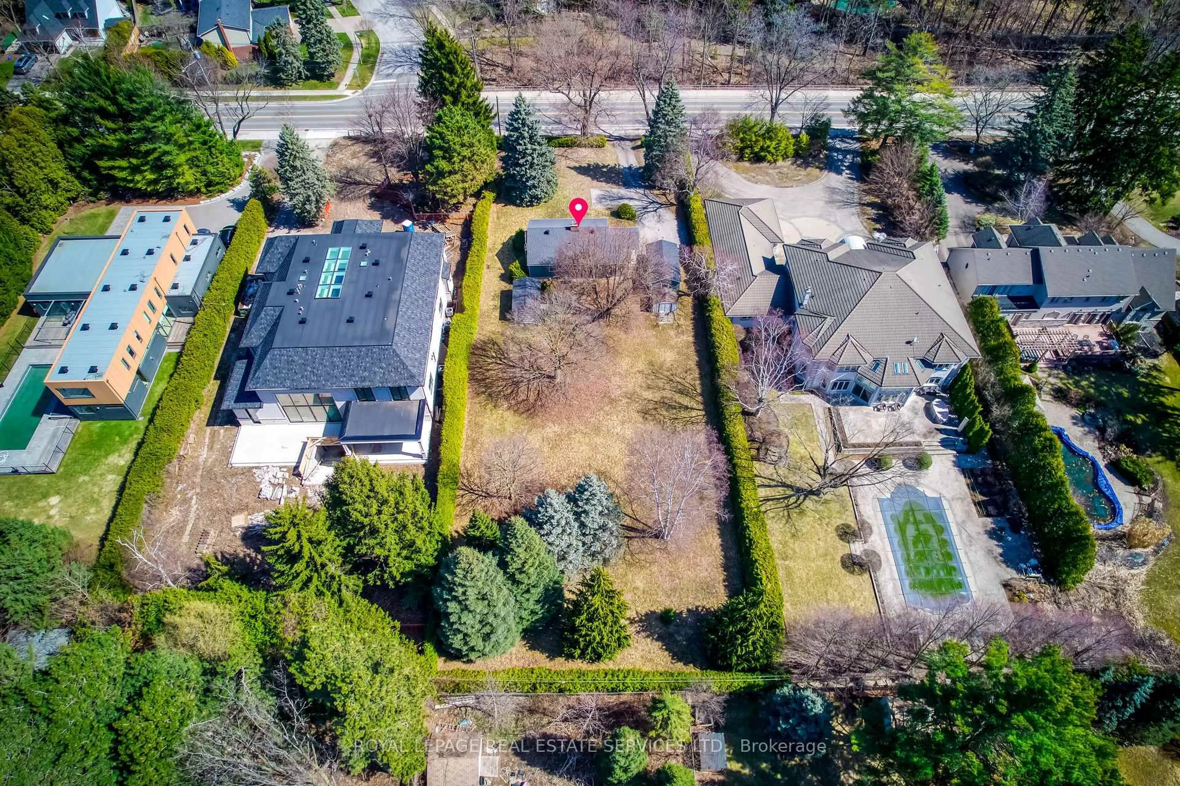 A pic from outside/outdoor area/front of a property/back of a property/a pic from drone, street for 392 Fourth Line, Oakville Ontario L6L 5A4