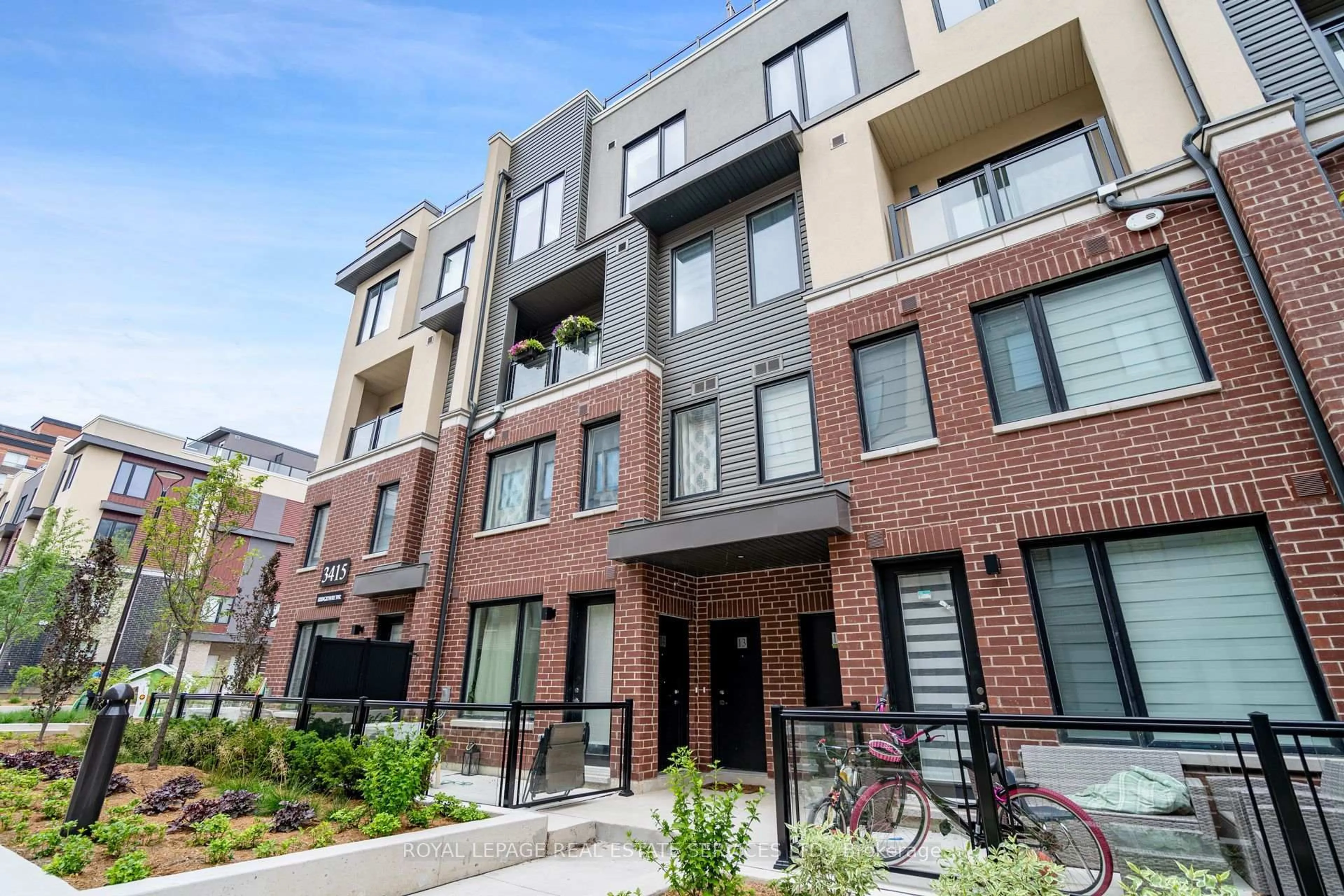 Home with brick exterior material, street for 3415 RIDGEWAY Dr #13, Mississauga Ontario L5L 0B4