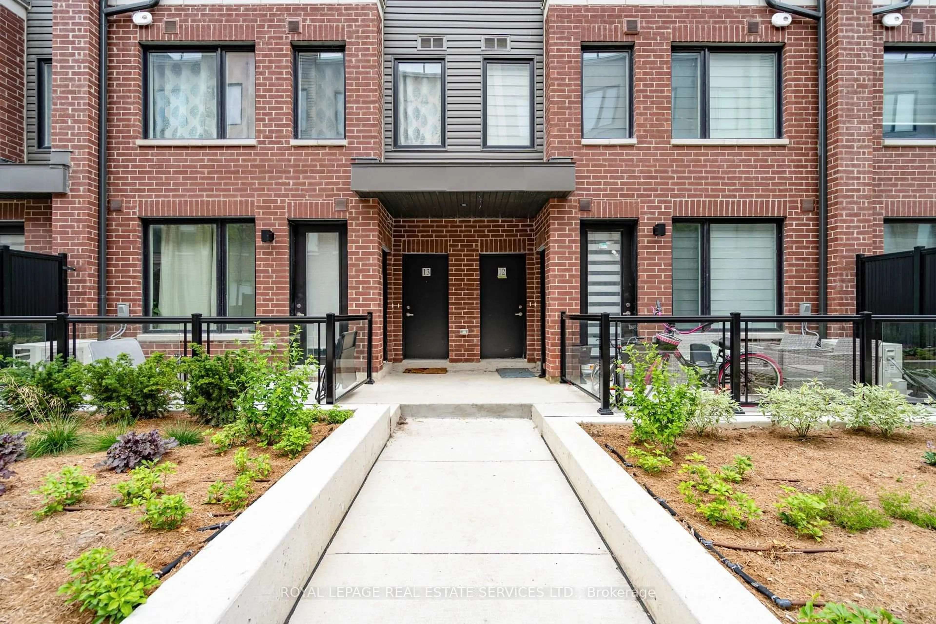 Home with brick exterior material, street for 3415 RIDGEWAY Dr #13, Mississauga Ontario L5L 0B4