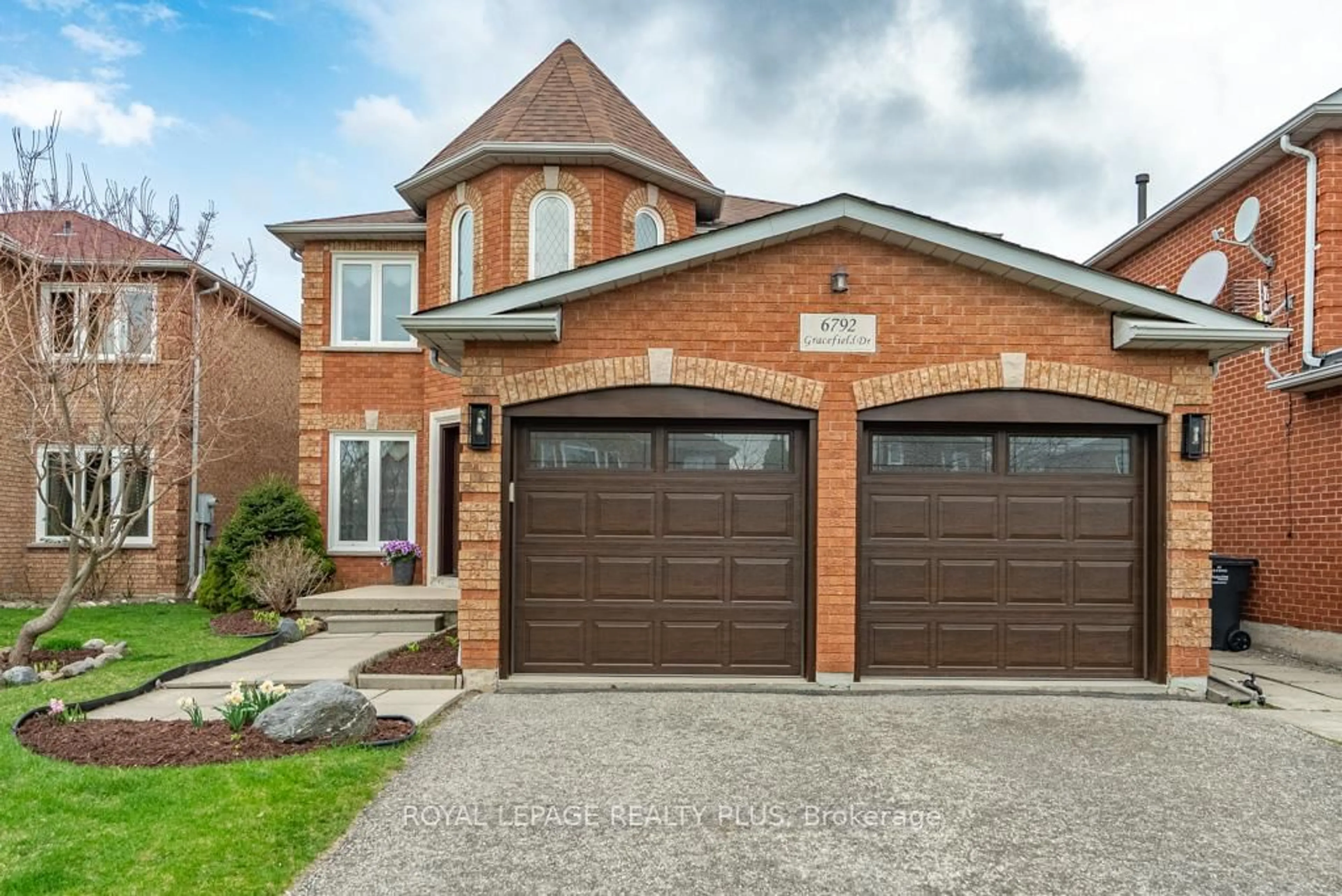 Home with brick exterior material, street for 6792 Gracefield Dr, Mississauga Ontario L5N 6T5