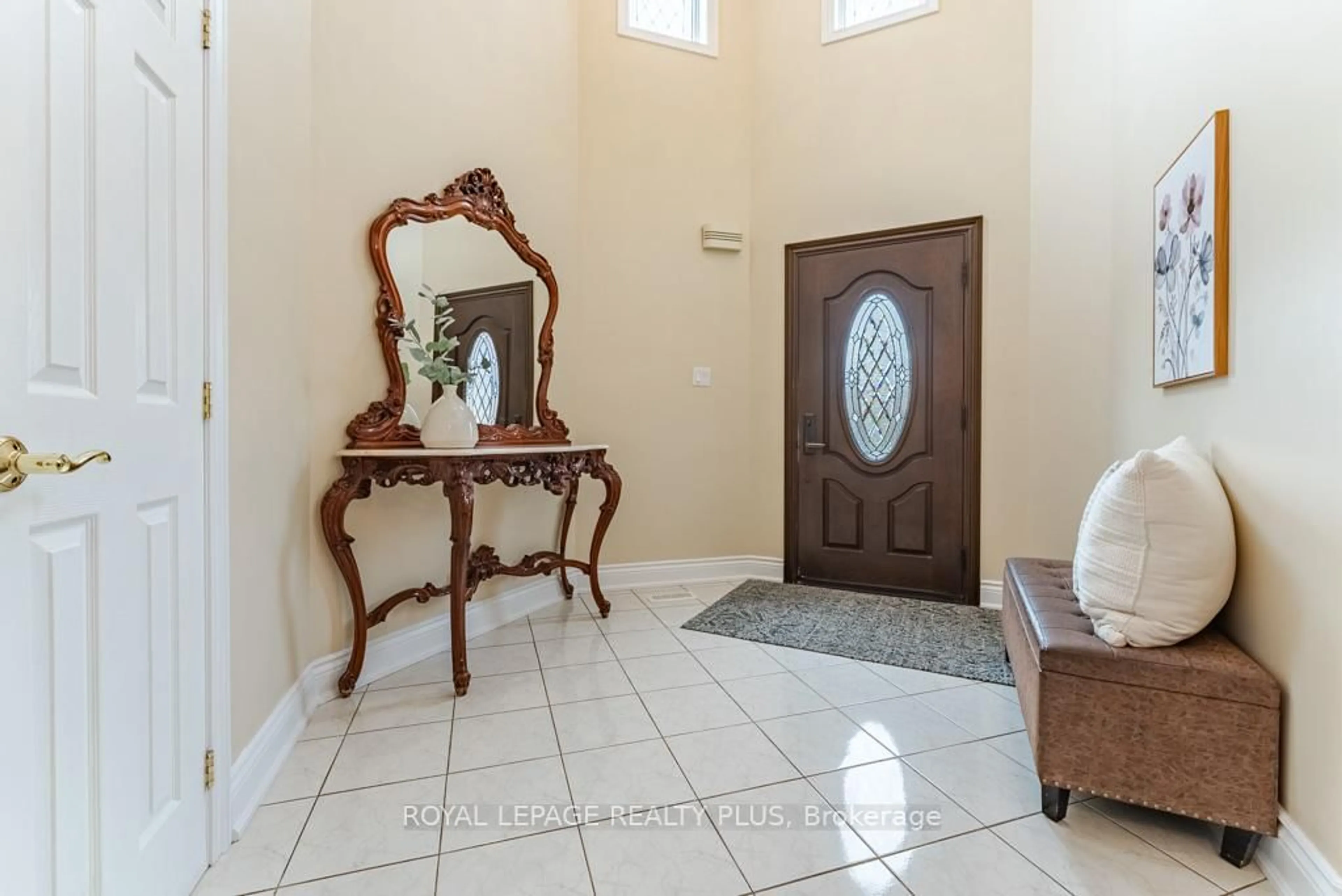 Indoor entryway for 6792 Gracefield Dr, Mississauga Ontario L5N 6T5