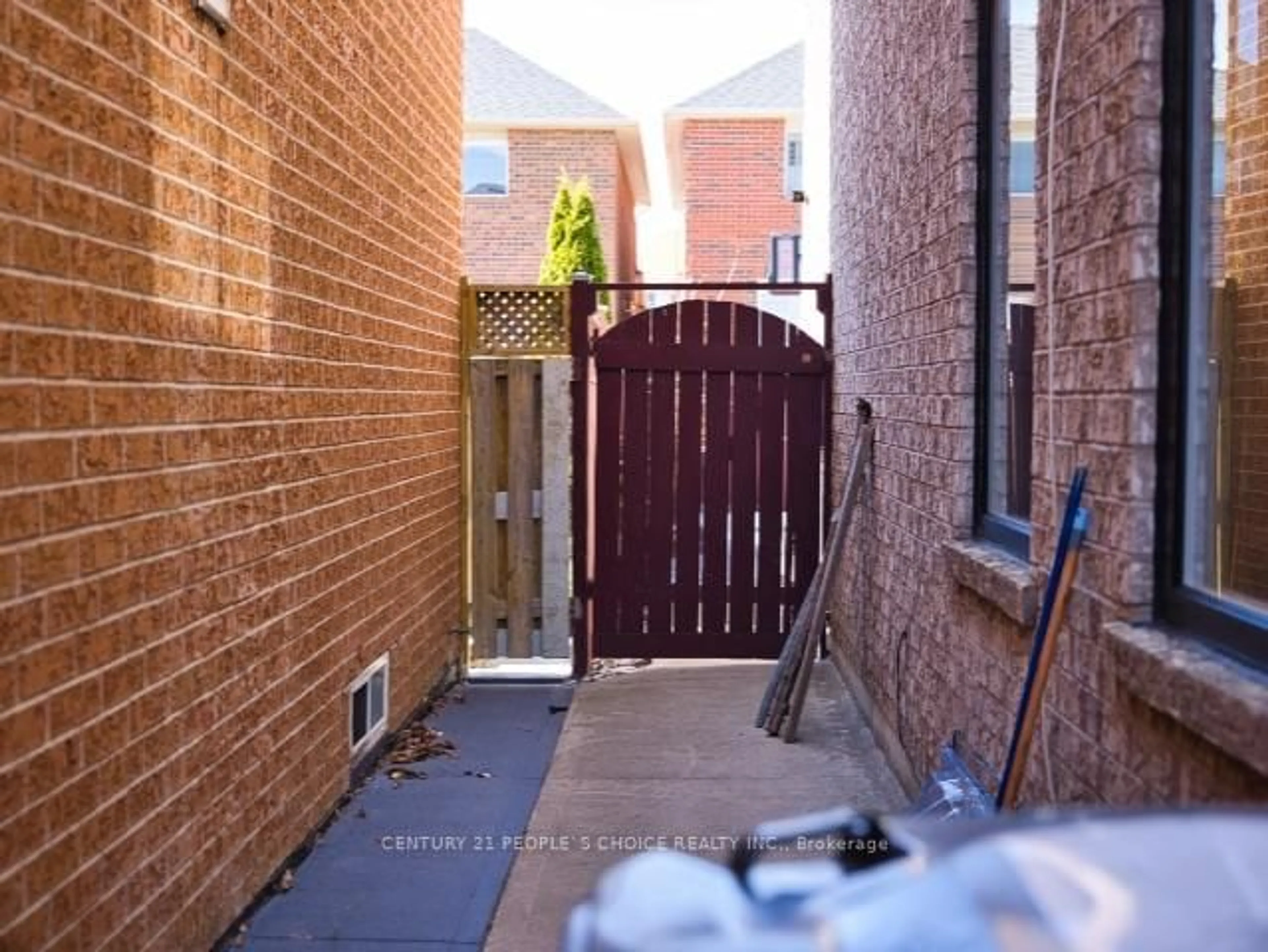 Unknown for 8 Bayridge Dr, Brampton Ontario L6P 2H8
