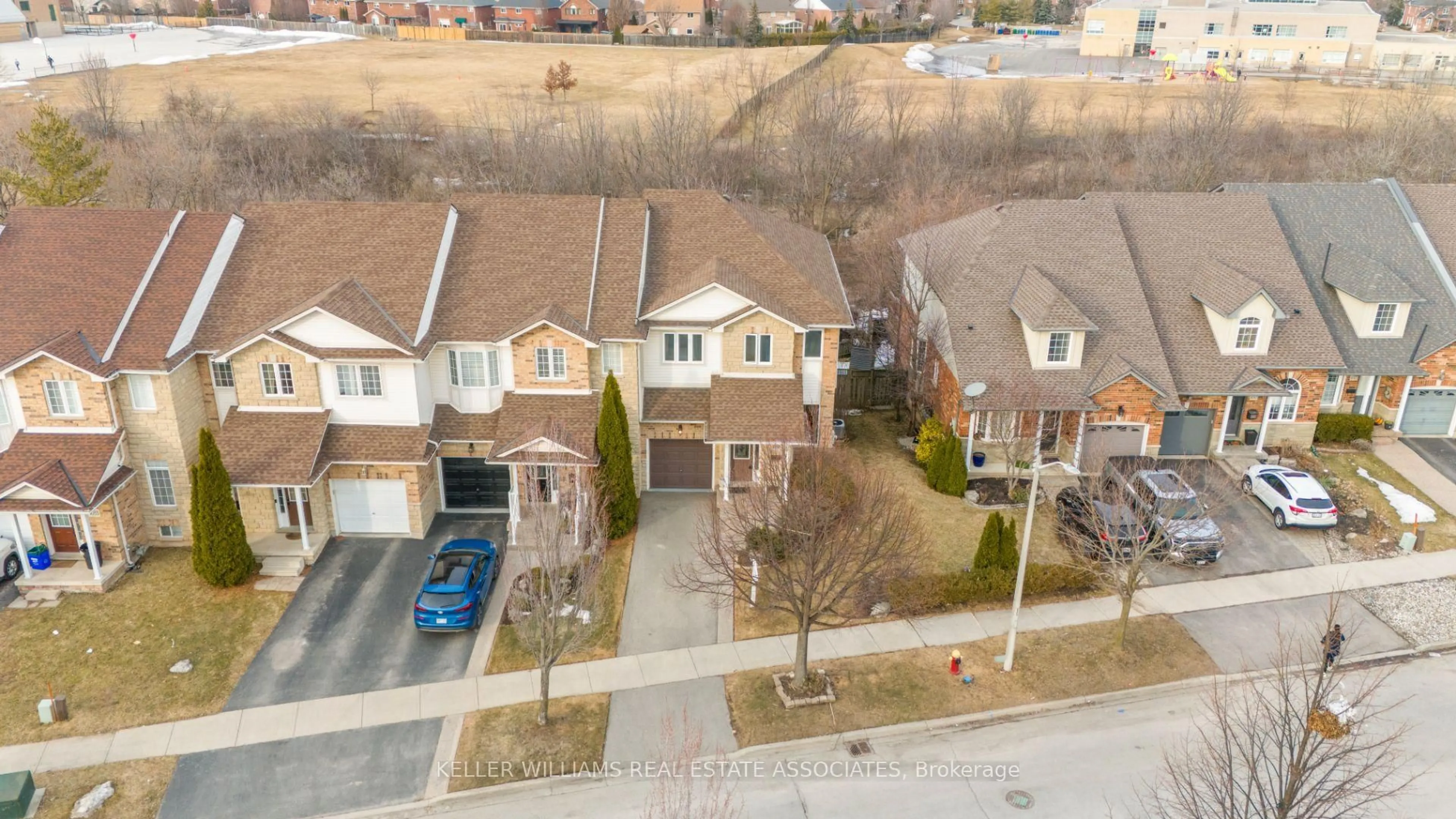 A pic from outside/outdoor area/front of a property/back of a property/a pic from drone, street for 4039 Medland Dr, Burlington Ontario L7M 4W7