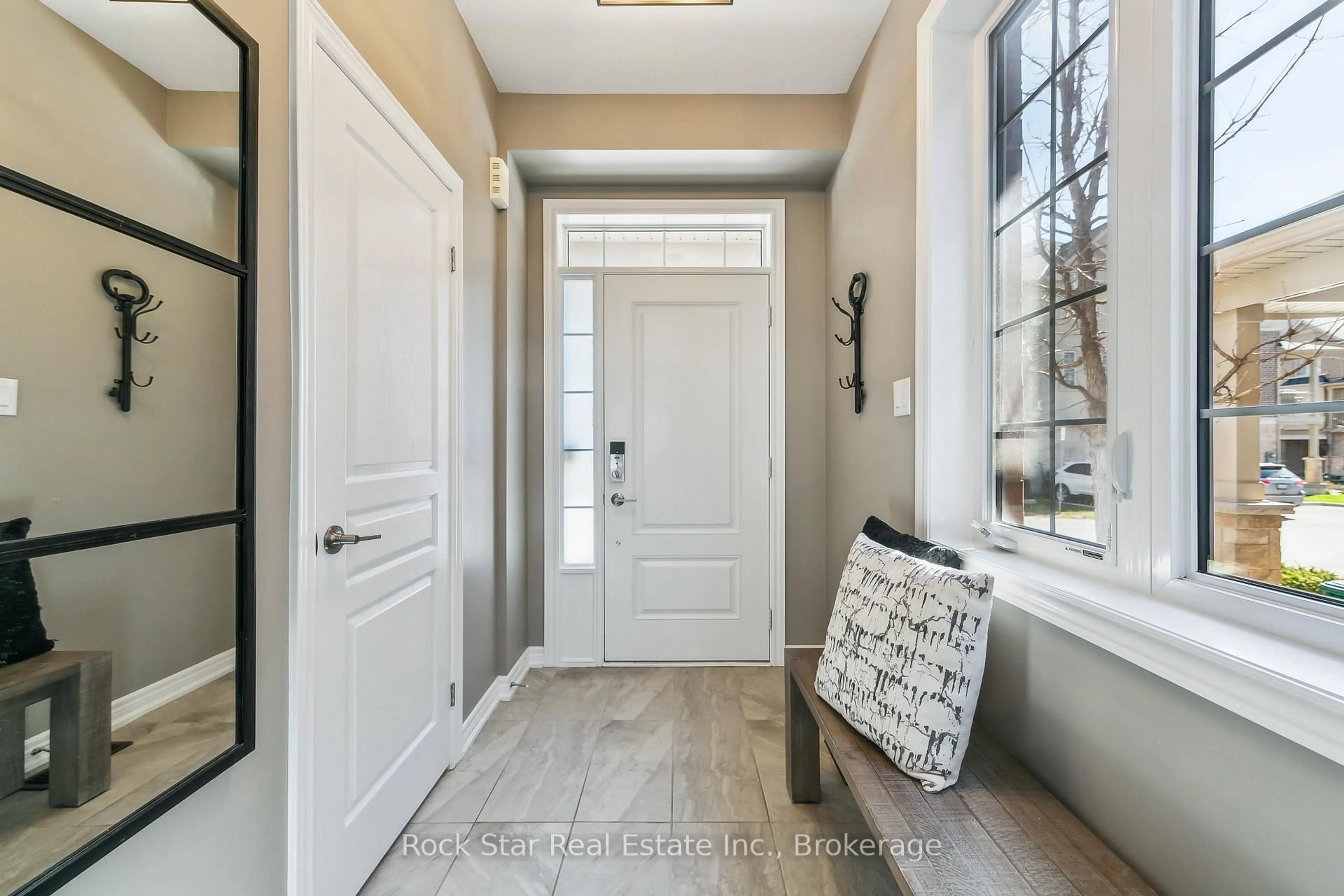 Indoor entryway for 3150 BLACKFRIAR Common, Oakville Ontario L6H 0P7