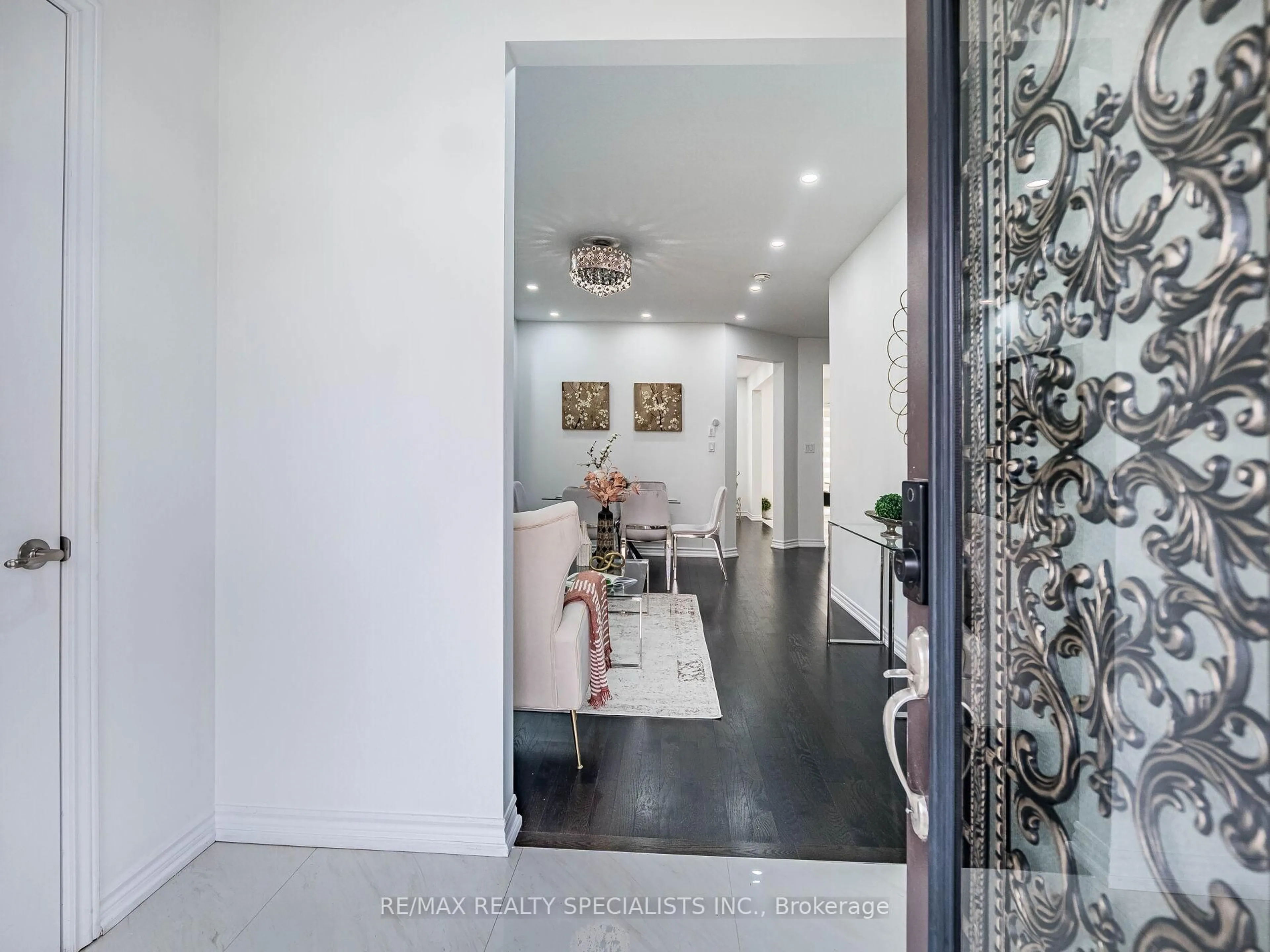 Indoor entryway for 479 Brisdale Dr, Brampton Ontario L7A 4J4