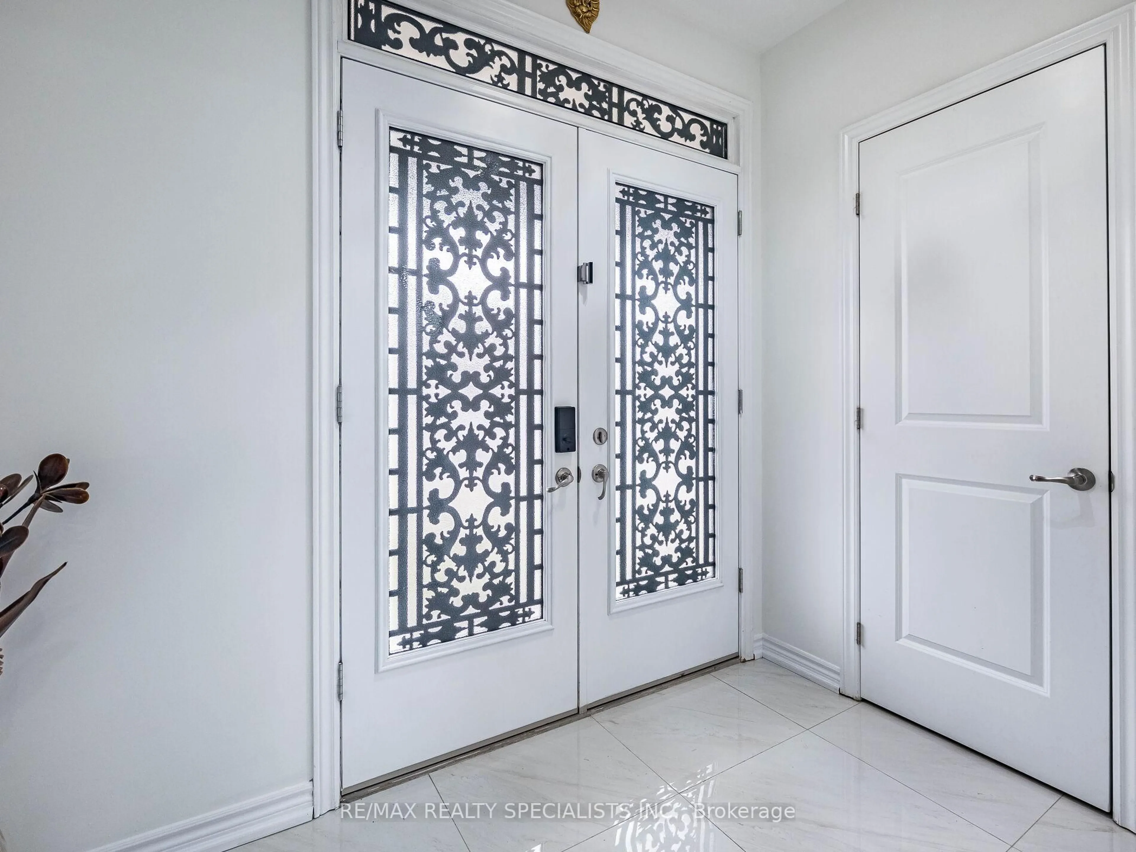 Indoor entryway for 479 Brisdale Dr, Brampton Ontario L7A 4J4