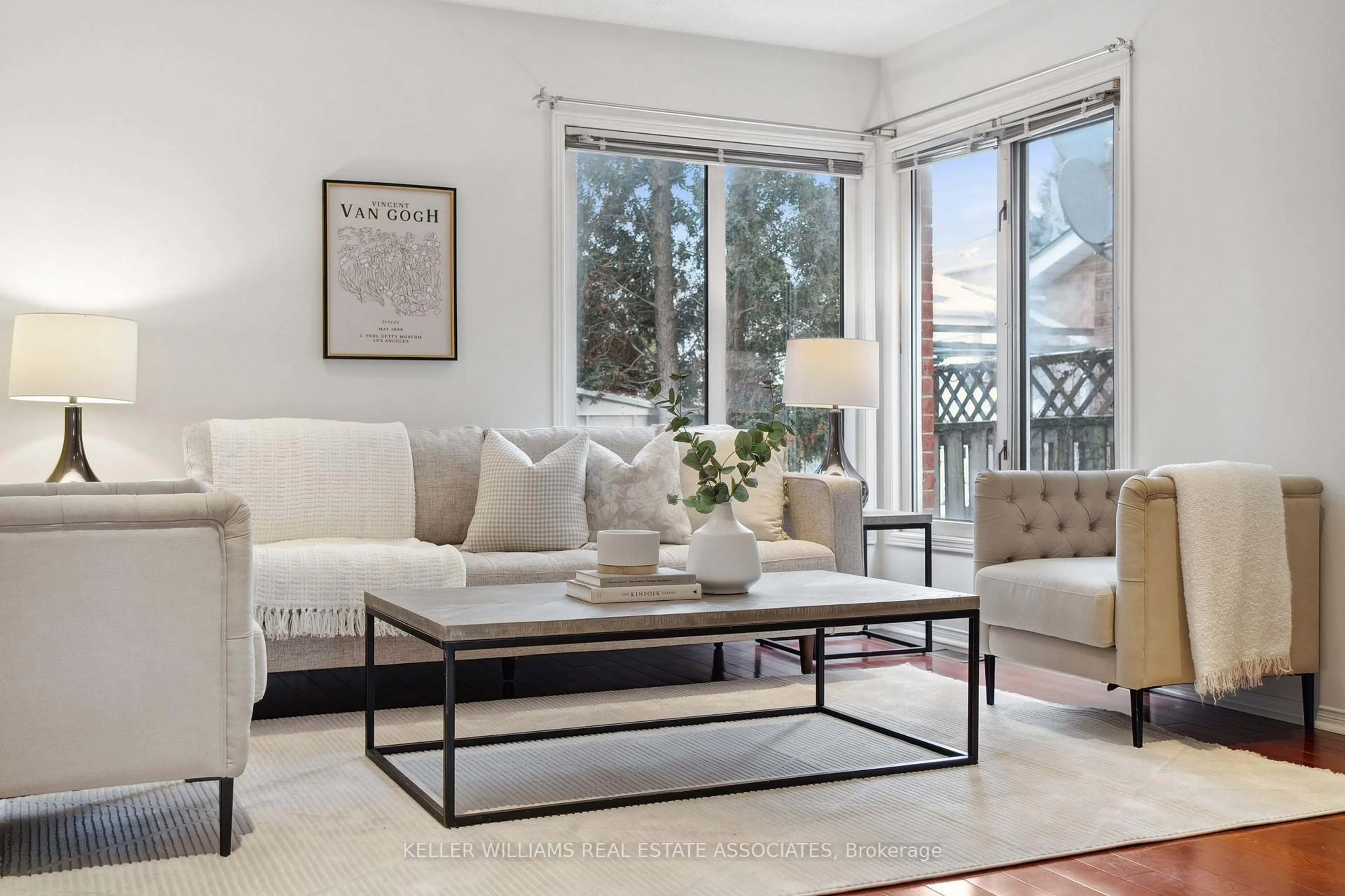 Living room with furniture, ceramic/tile floor for 3962 Renfrew Cres, Mississauga Ontario L5L 4J4