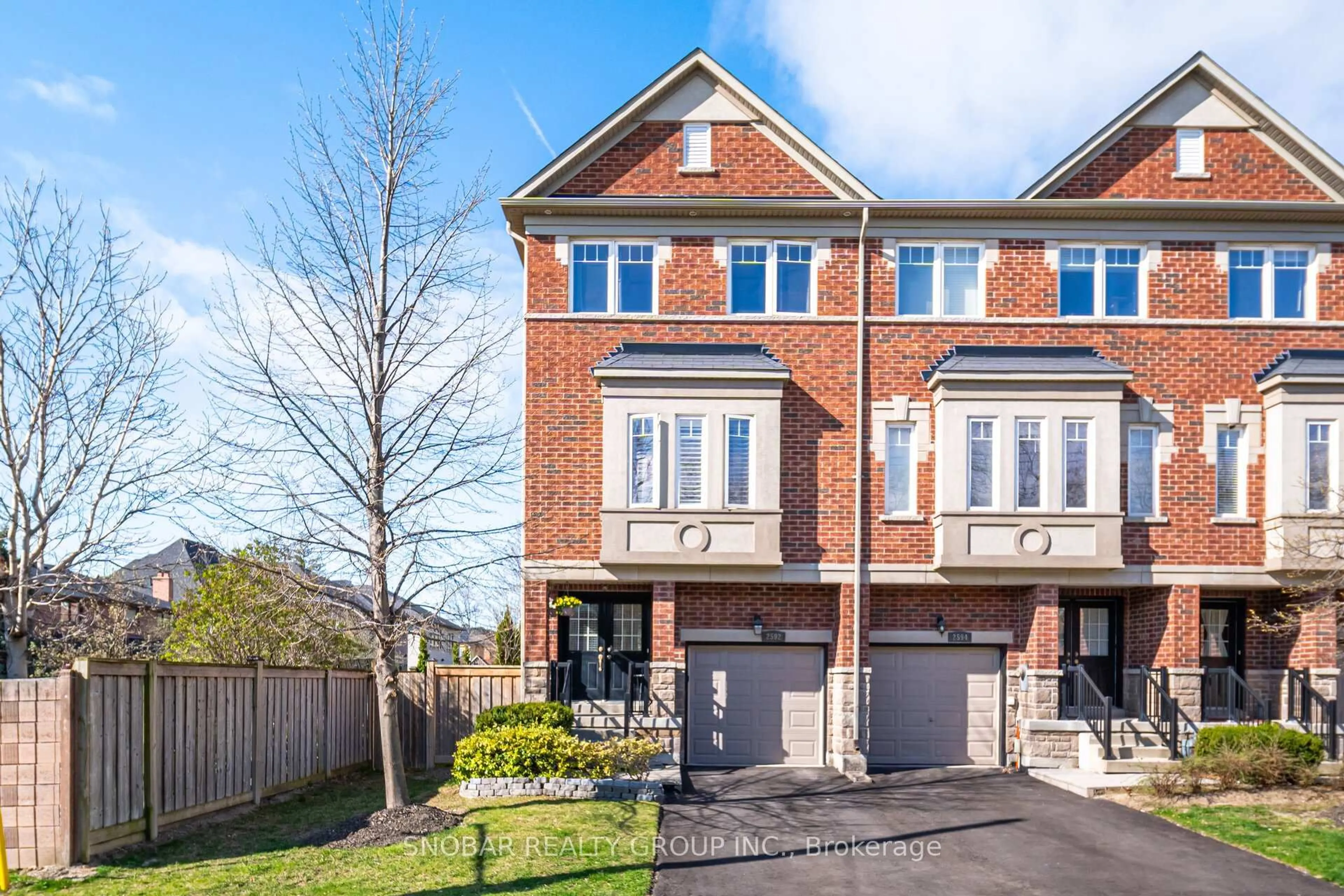 Home with brick exterior material, street for 2592 Glengarry Rd #20, Mississauga Ontario L5C 0A2