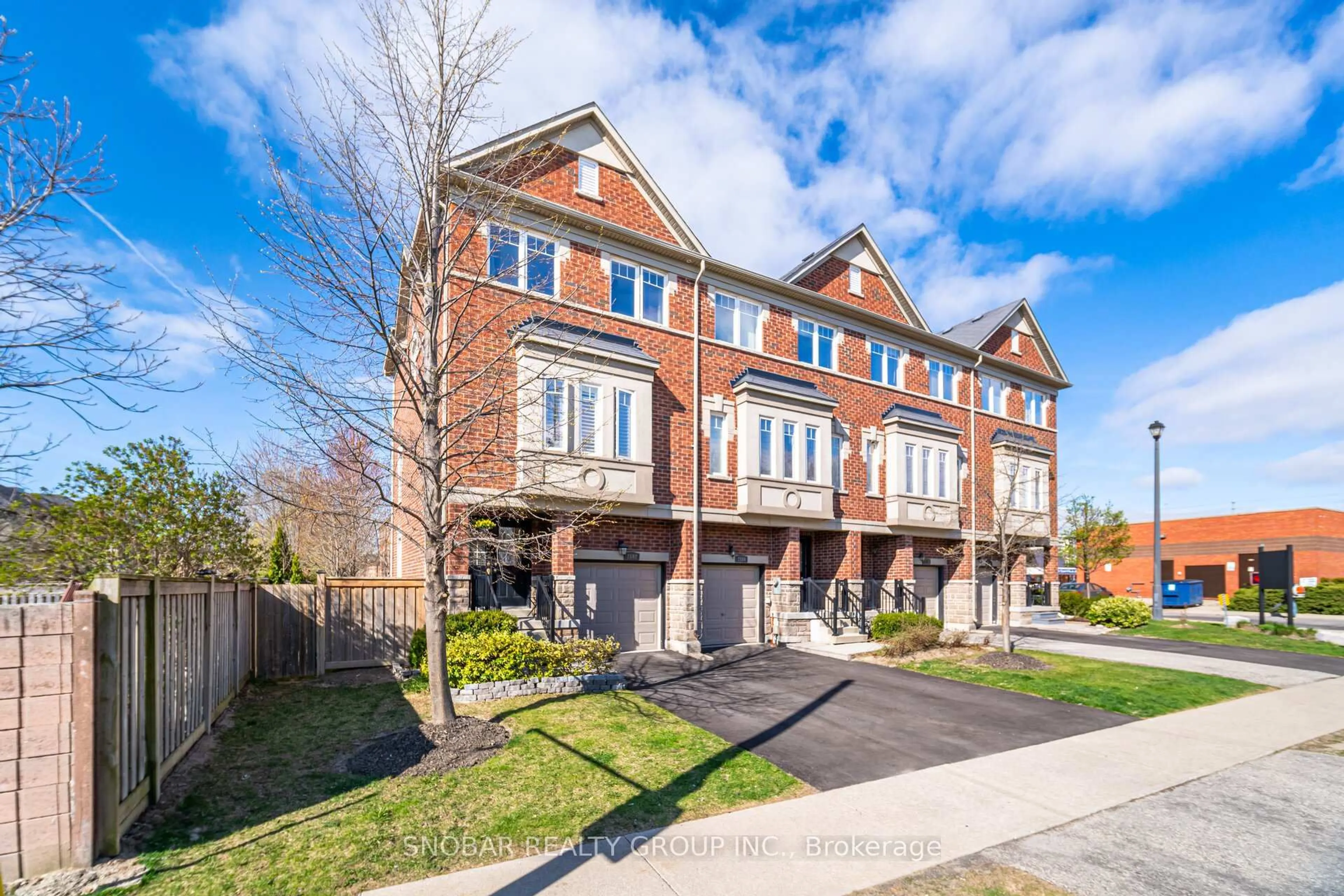 Home with brick exterior material, street for 2592 Glengarry Rd #20, Mississauga Ontario L5C 0A2