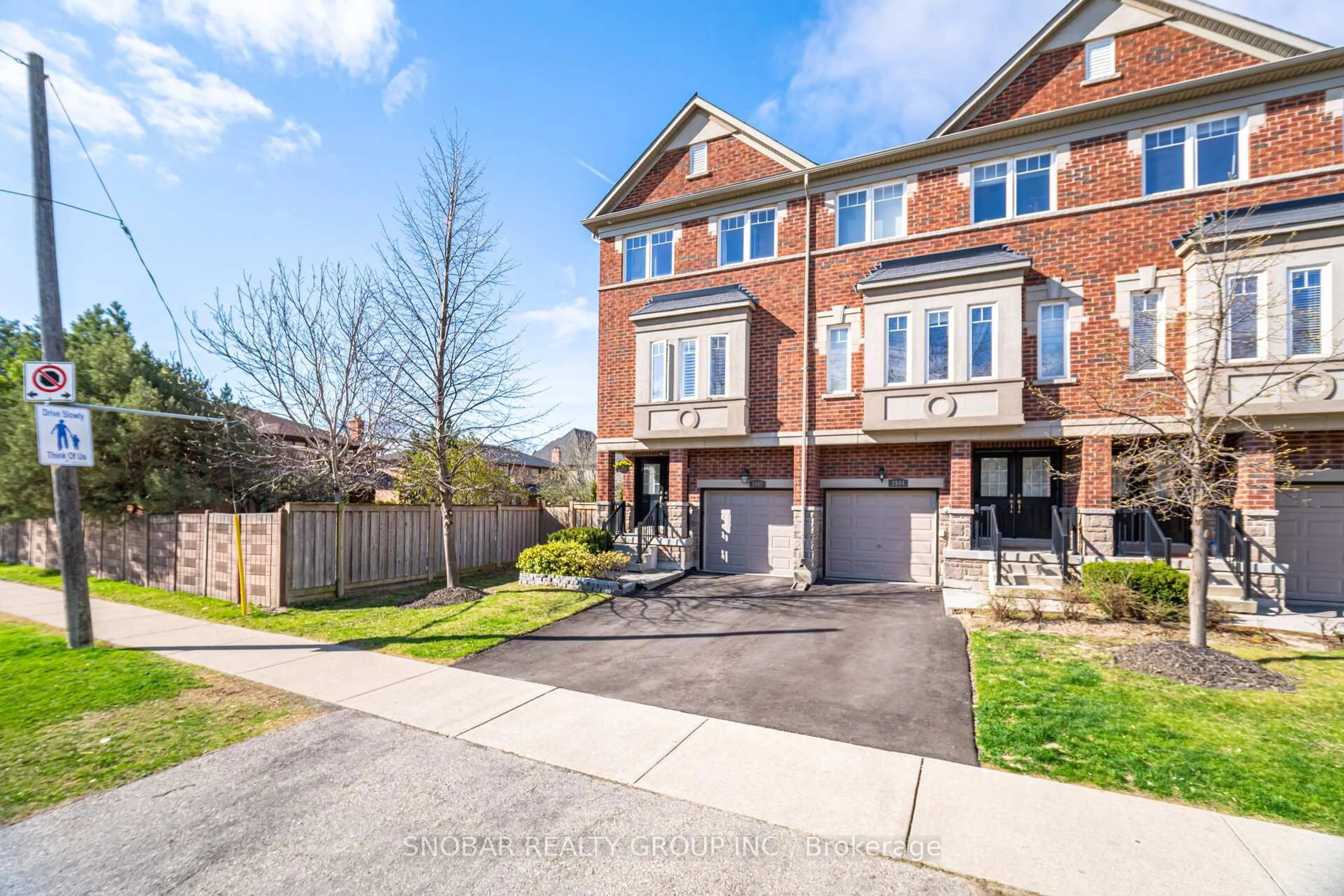 Home with brick exterior material, street for 2592 Glengarry Rd #20, Mississauga Ontario L5C 0A2