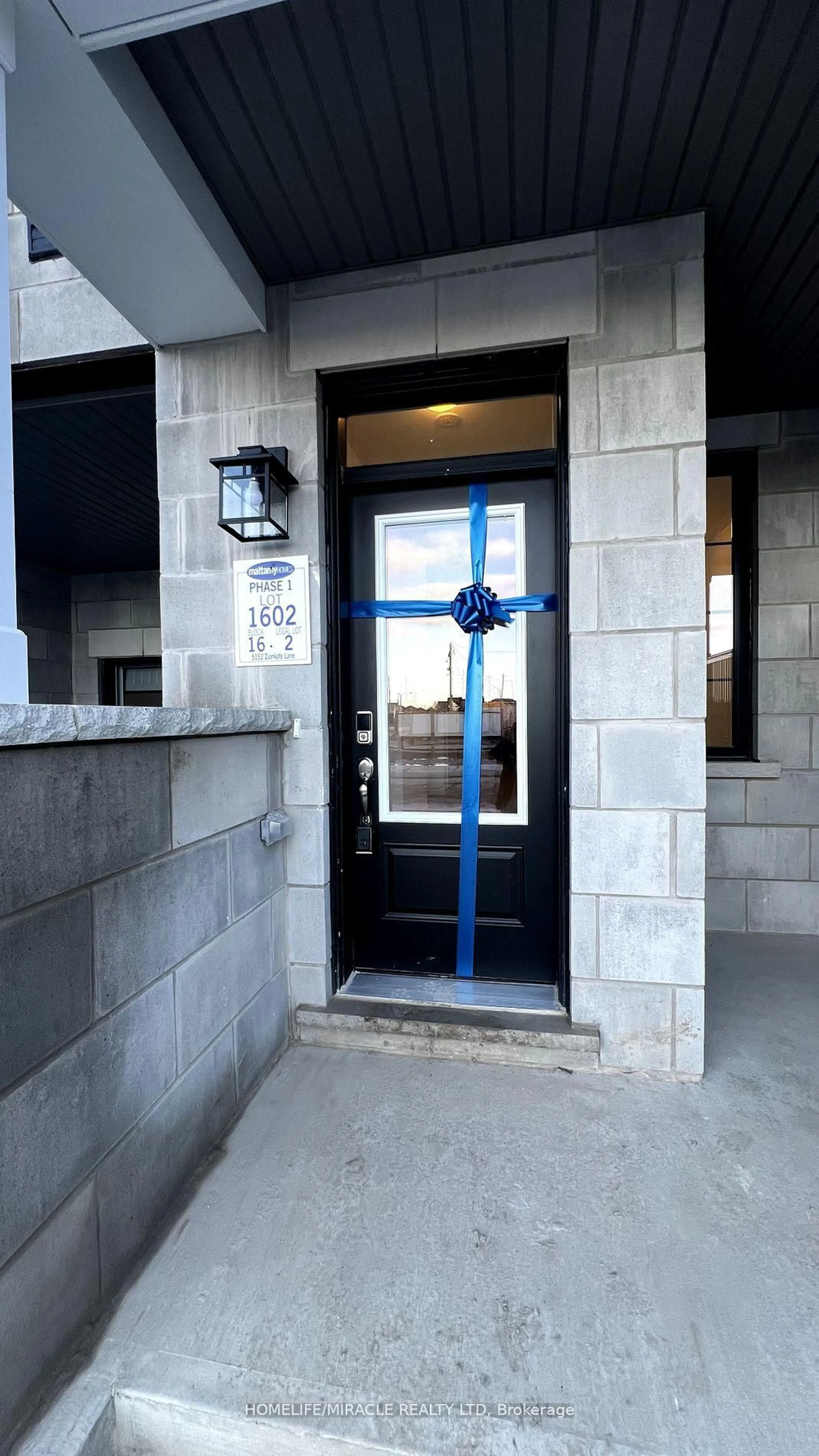 Indoor foyer for 5152 Zionkate Lane #1602, Mississauga Ontario L5M 2S8
