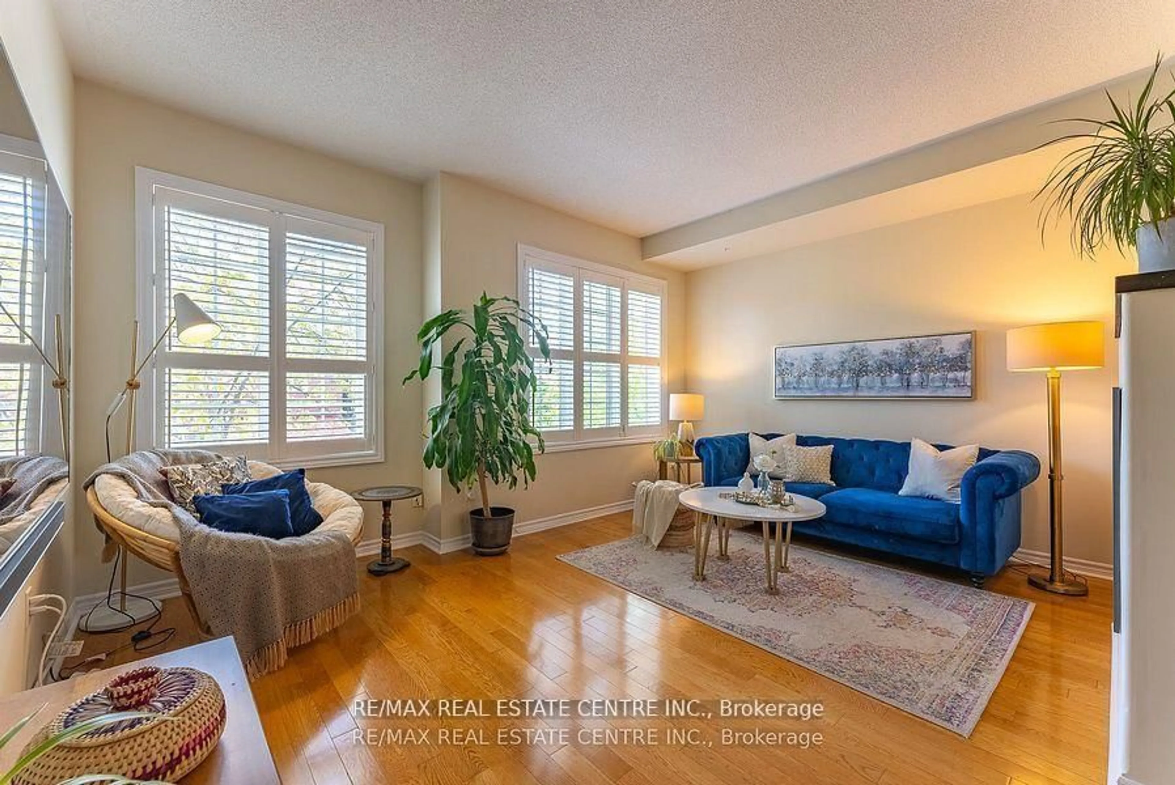 Living room with furniture, wood/laminate floor for 3071 Treadwells Dr #13, Mississauga Ontario L4X 0A1