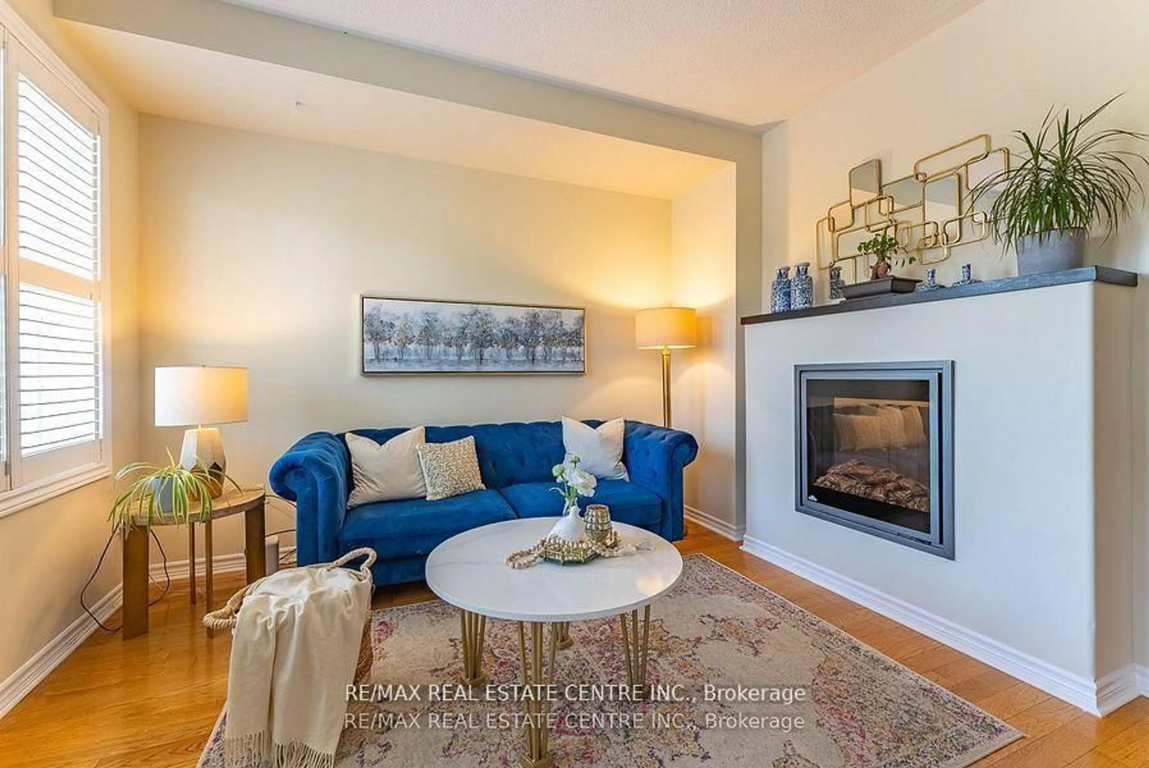 Living room with furniture, unknown for 3071 Treadwells Dr #13, Mississauga Ontario L4X 0A1