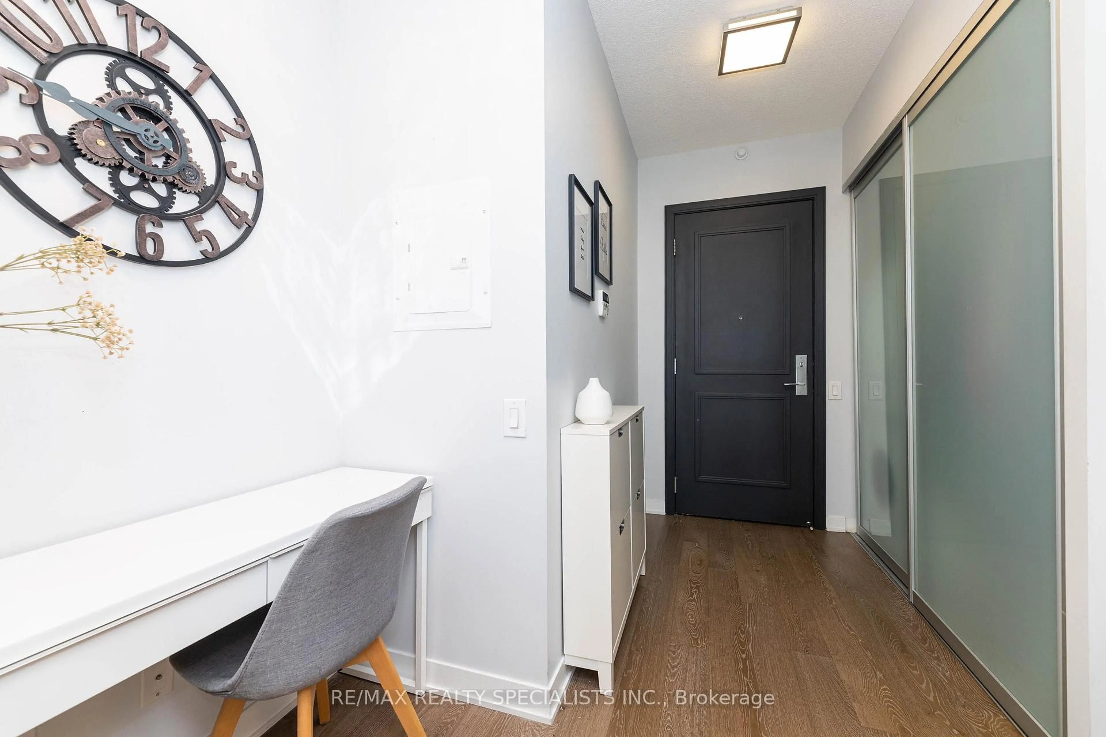 Indoor entryway for 90 PARK LAWN Rd #1212, Toronto Ontario M8Y 0B6