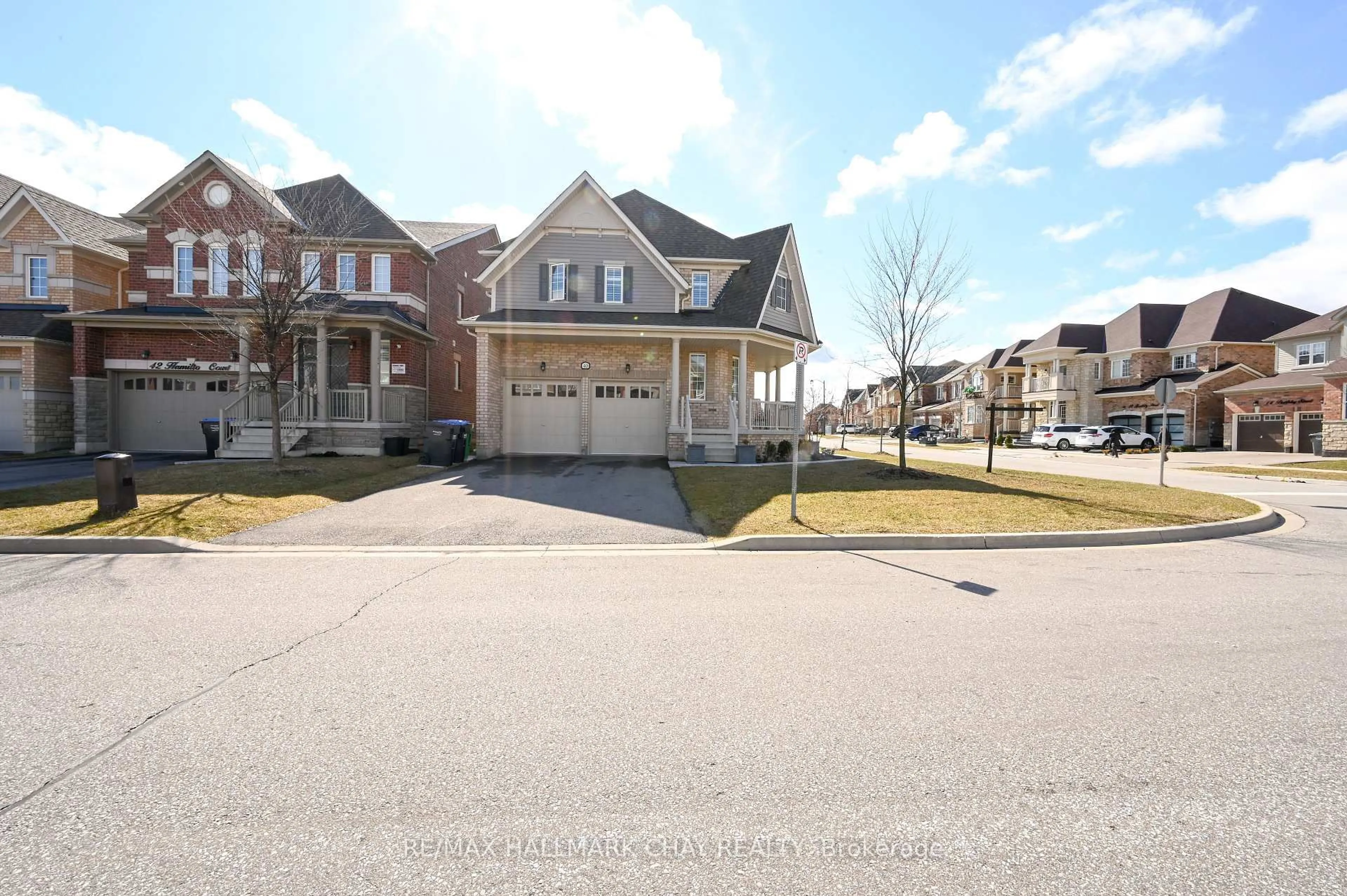 A pic from outside/outdoor area/front of a property/back of a property/a pic from drone, street for 40 Hamilton Crt, Caledon Ontario L7C 4B5