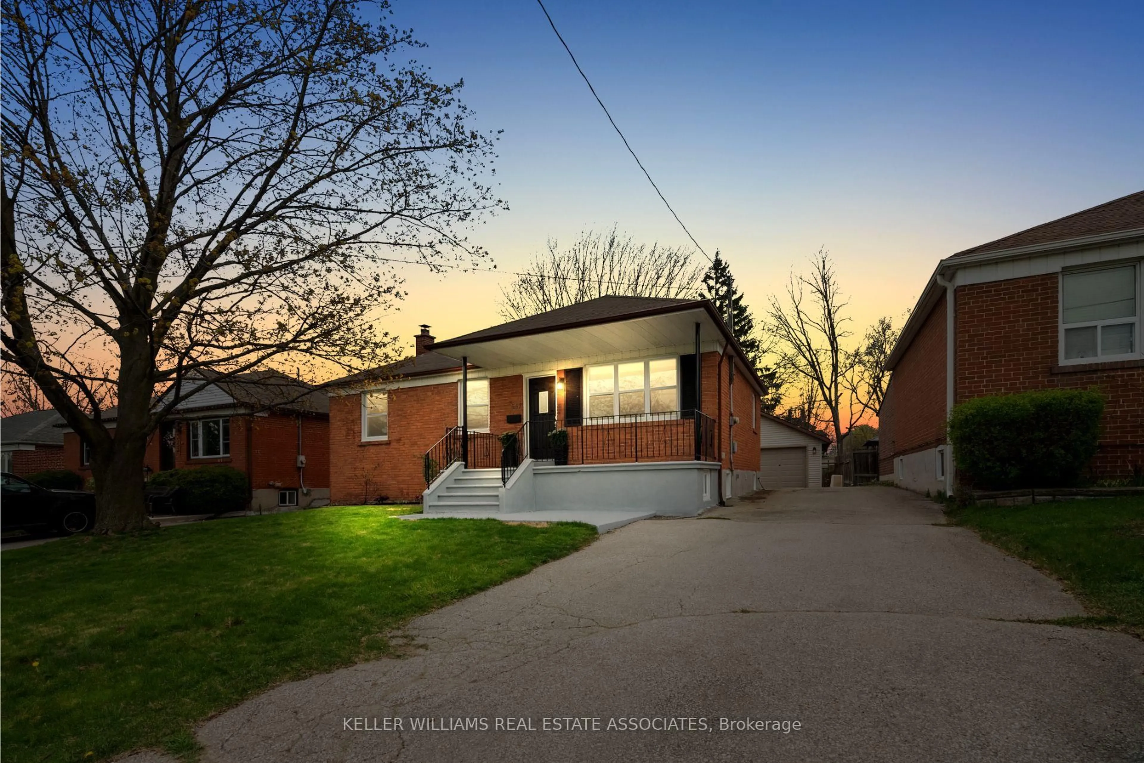 Home with brick exterior material, street for 557 Exbury Cres, Mississauga Ontario L5G 2P5