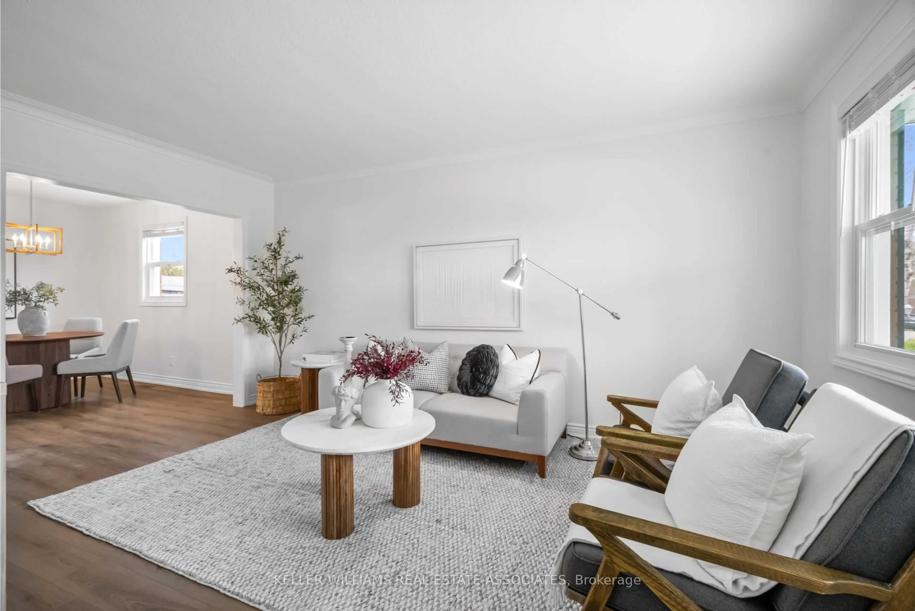Living room with furniture, unknown for 557 Exbury Cres, Mississauga Ontario L5G 2P5