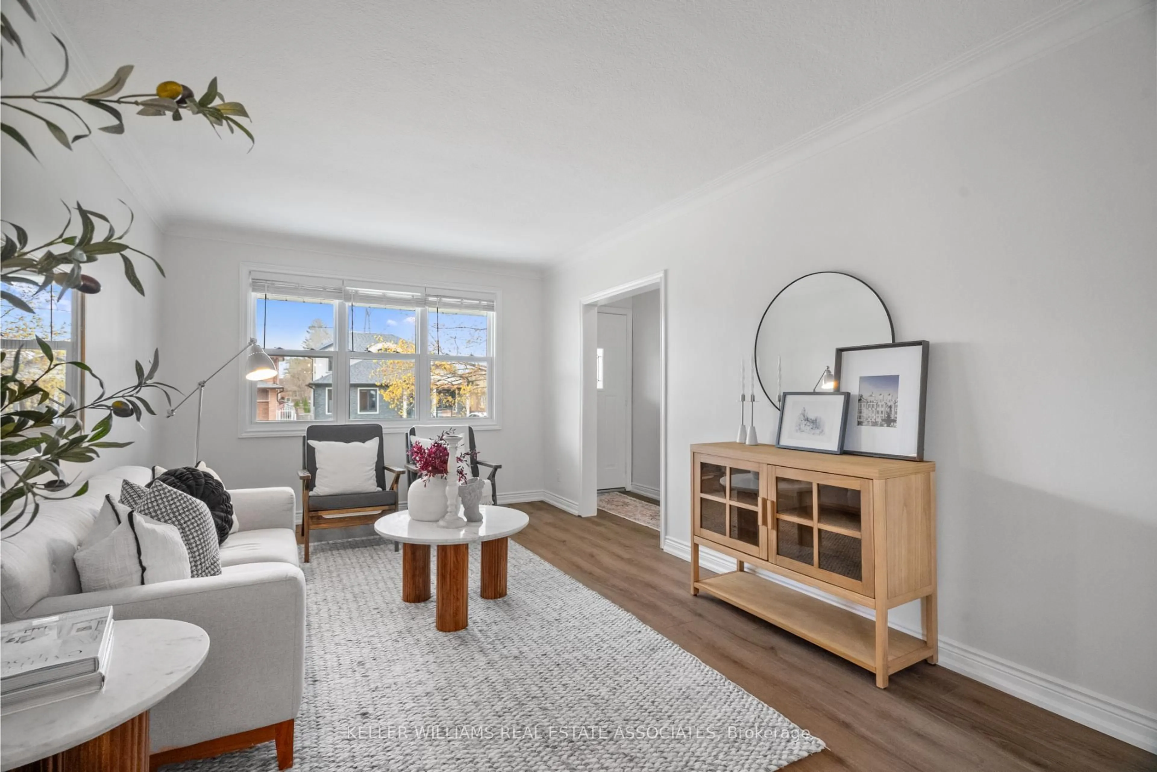 Living room with furniture, wood/laminate floor for 557 Exbury Cres, Mississauga Ontario L5G 2P5