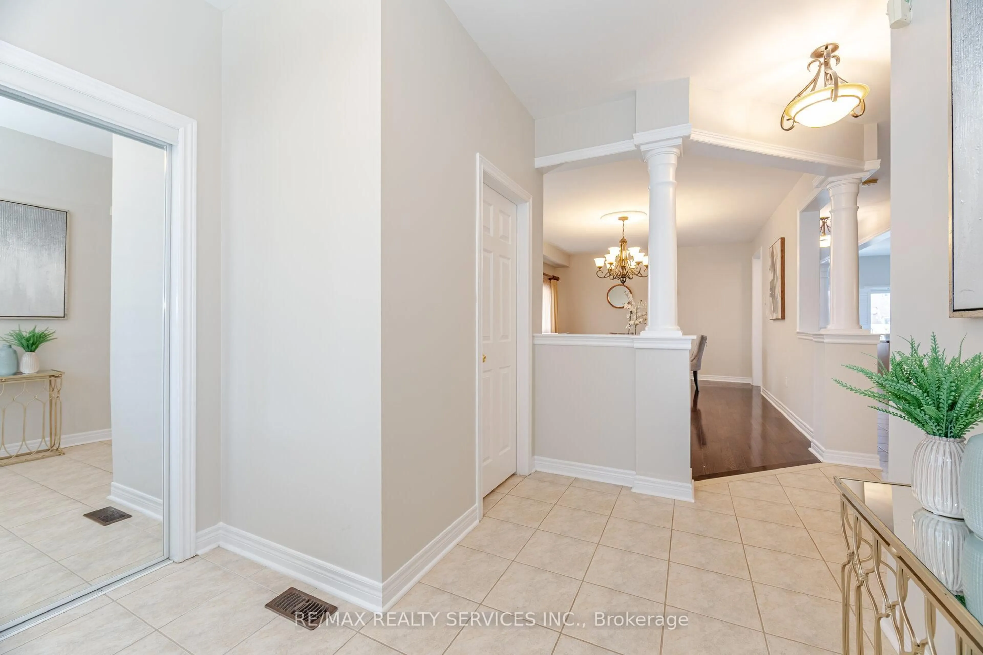 Indoor entryway for 21 Fallgate Dr, Brampton Ontario L6X 0R6