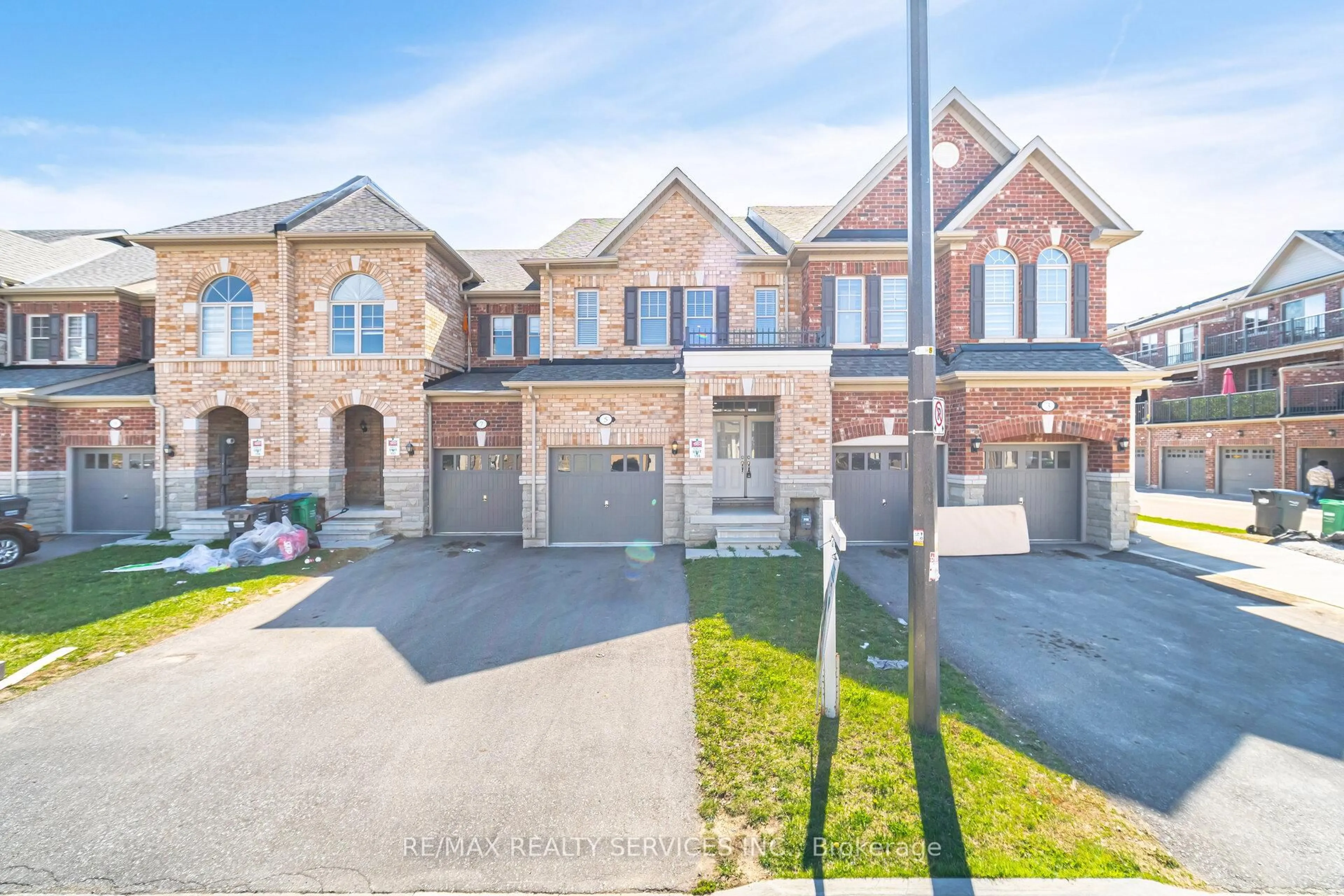 A pic from outside/outdoor area/front of a property/back of a property/a pic from drone, street for 5 Pearman Cres, Brampton Ontario L7A 4Y8