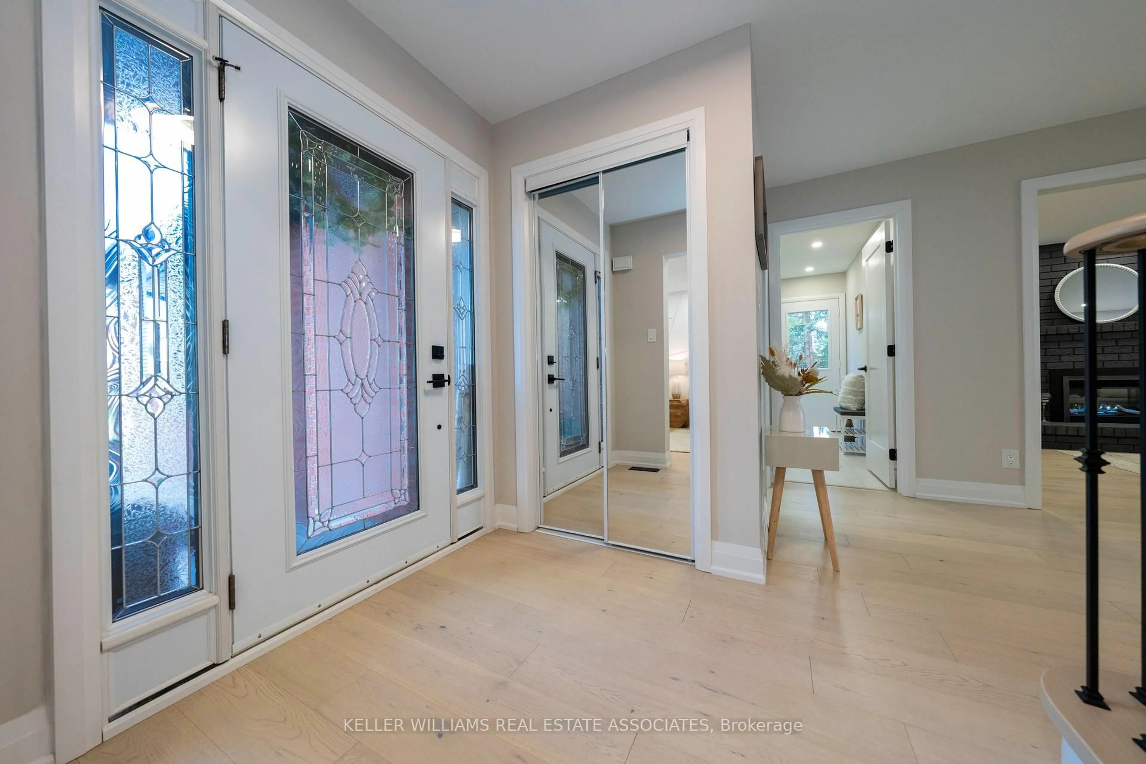 Indoor entryway for 3213 Hazelwood Ave, Burlington Ontario L7M 2V3