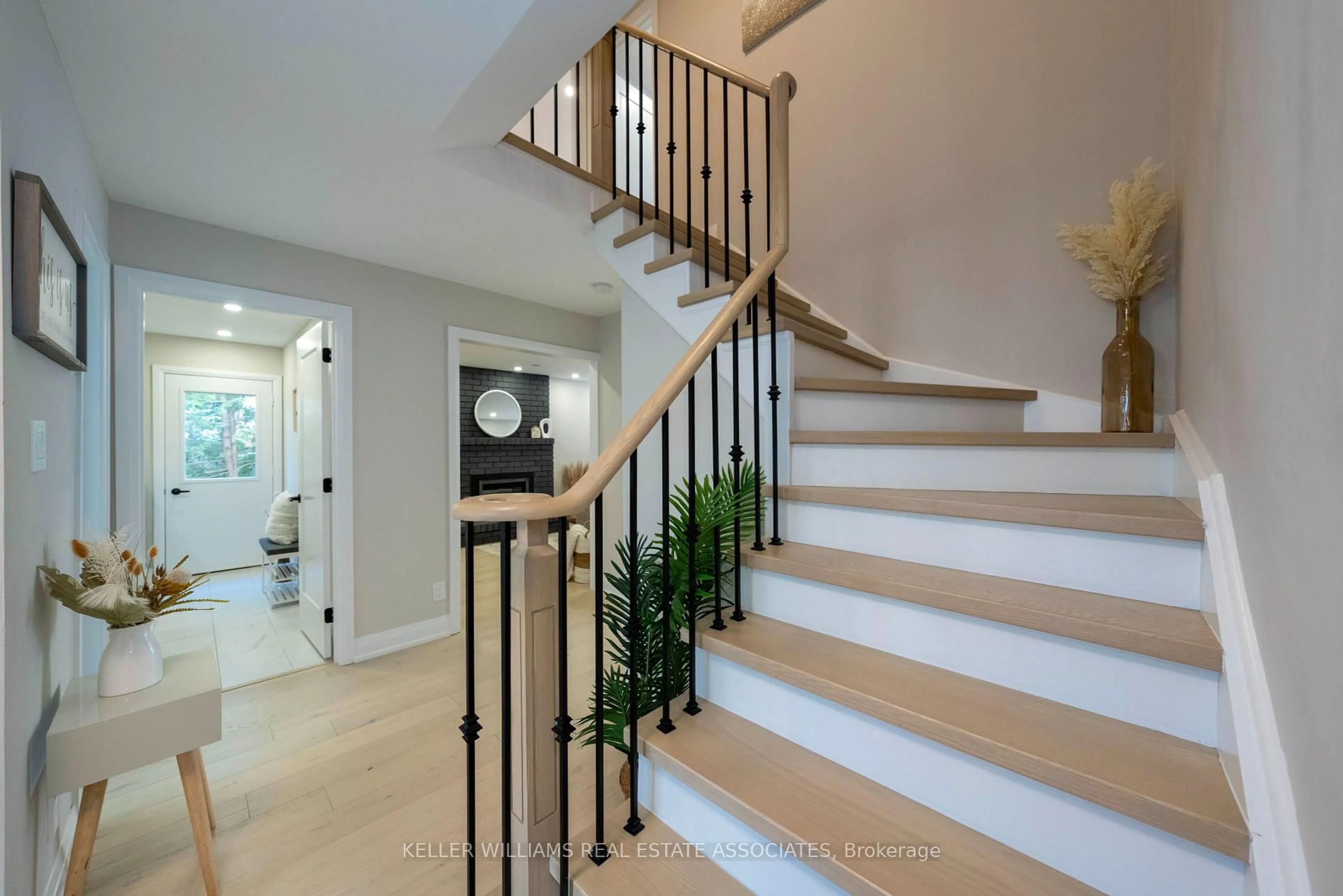 Stairs for 3213 Hazelwood Ave, Burlington Ontario L7M 2V3