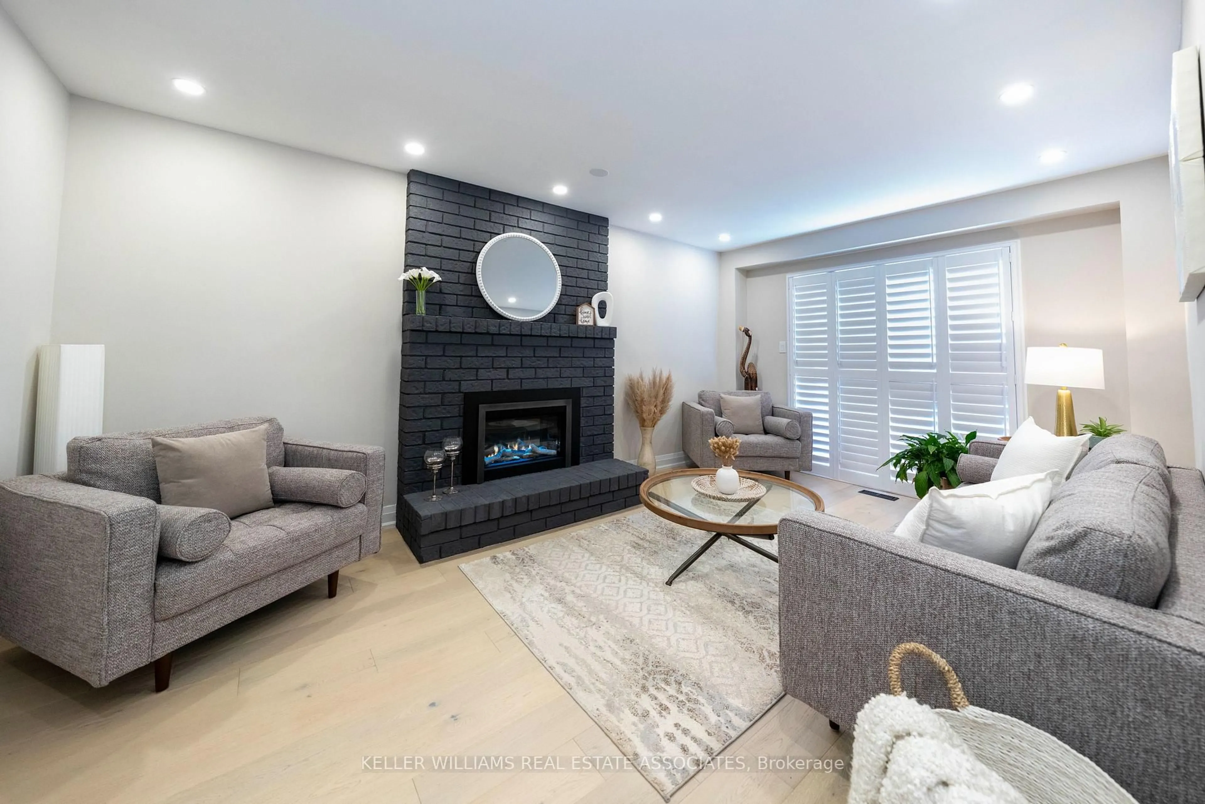 Living room with furniture, unknown for 3213 Hazelwood Ave, Burlington Ontario L7M 2V3