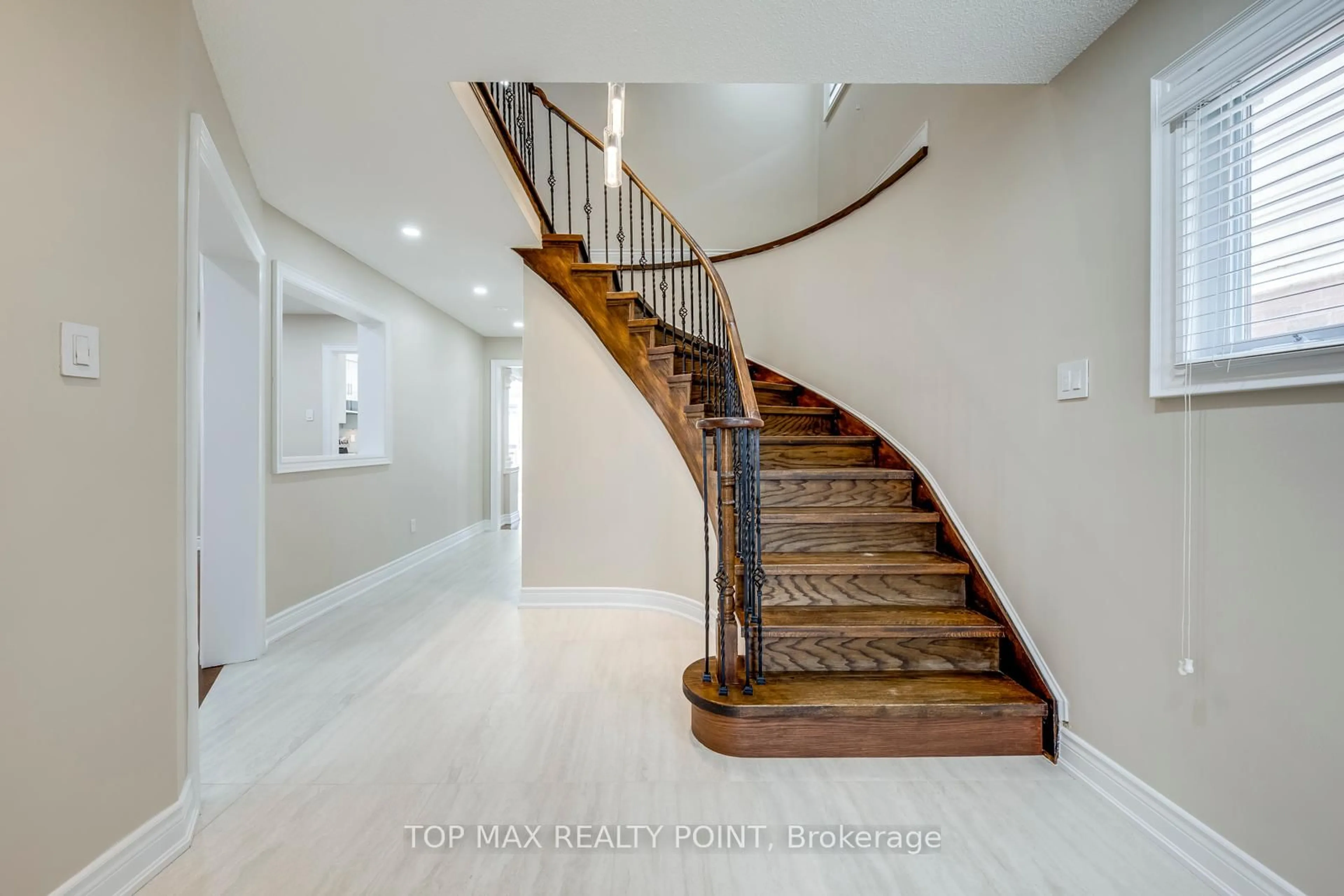 Stairs for 3539 Ingram Rd, Mississauga Ontario L5L 4M4