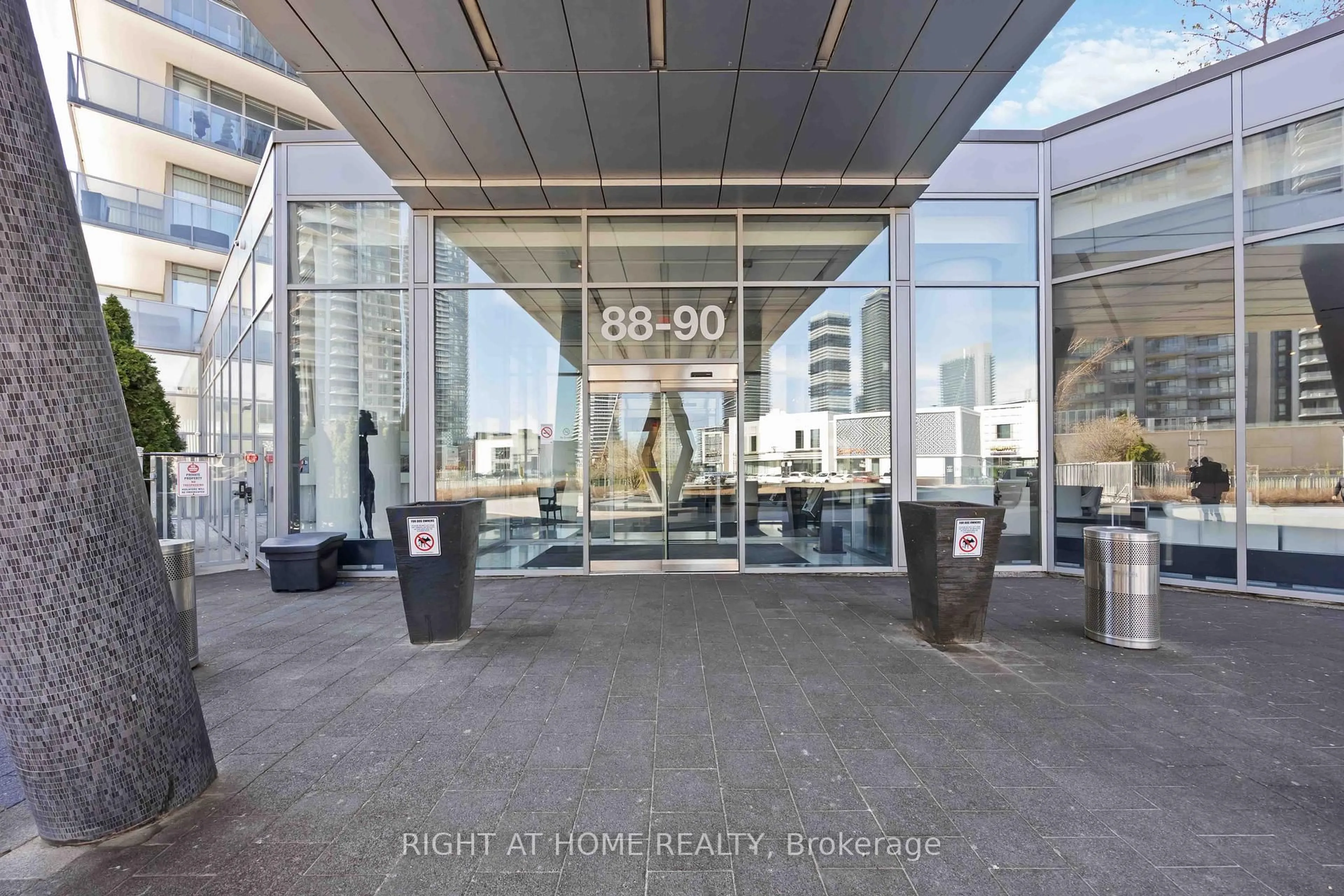Indoor foyer for 90 Park Lawn Rd #2205, Toronto Ontario M8Y 0B6