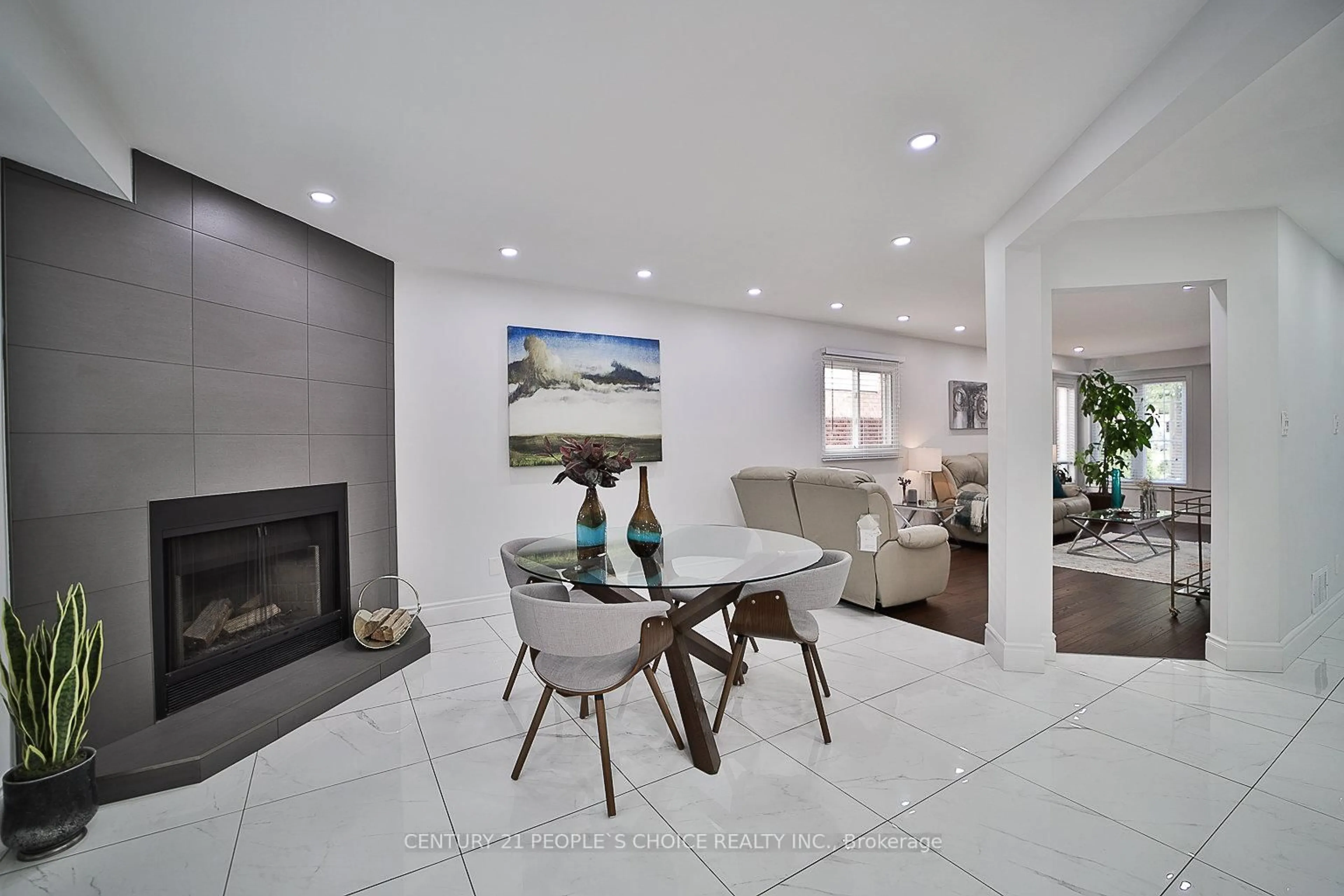 Living room with furniture, ceramic/tile floor for 3596 Nutcracker Dr, Mississauga Ontario L5N 6G1