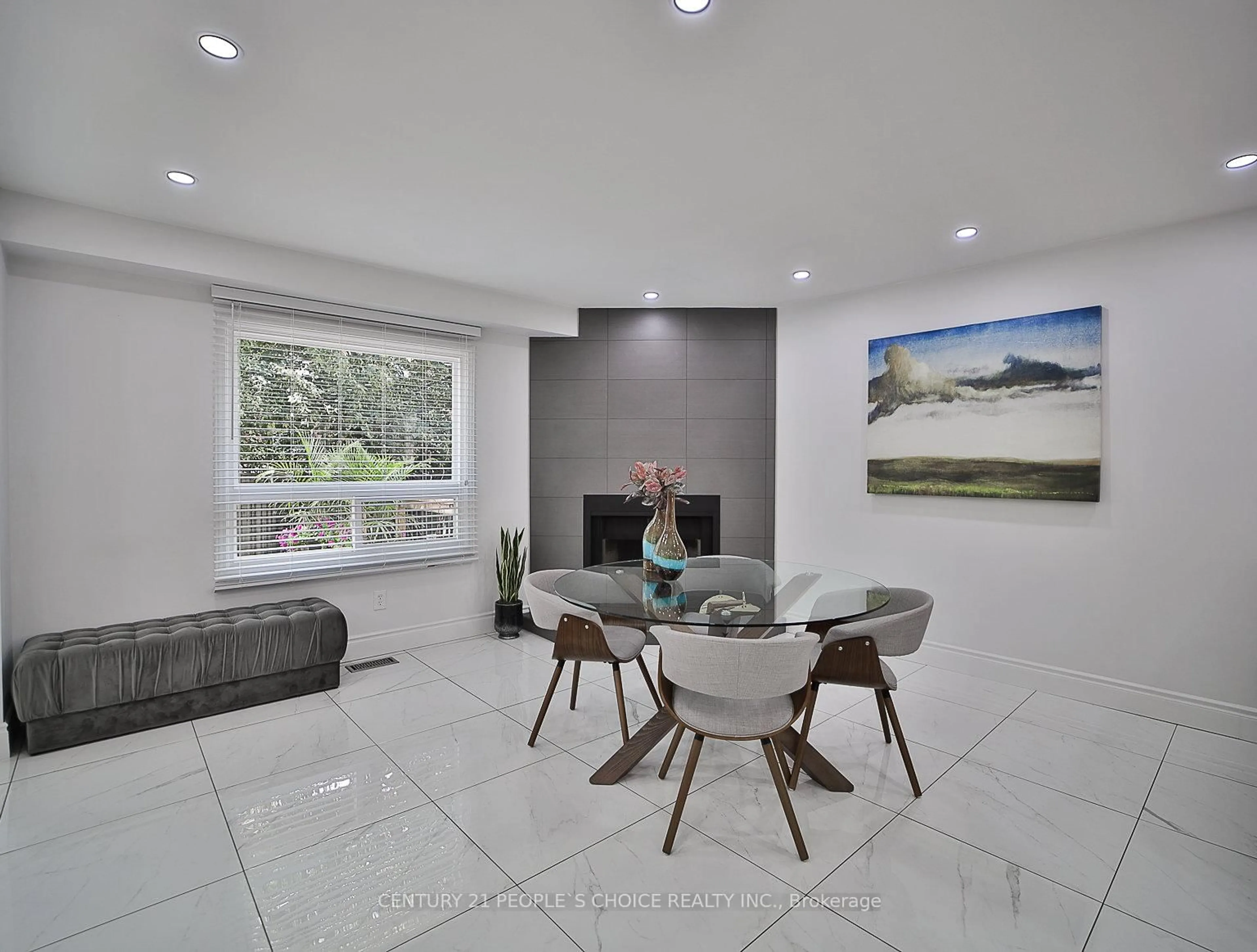 Living room with furniture, ceramic/tile floor for 3596 Nutcracker Dr, Mississauga Ontario L5N 6G1