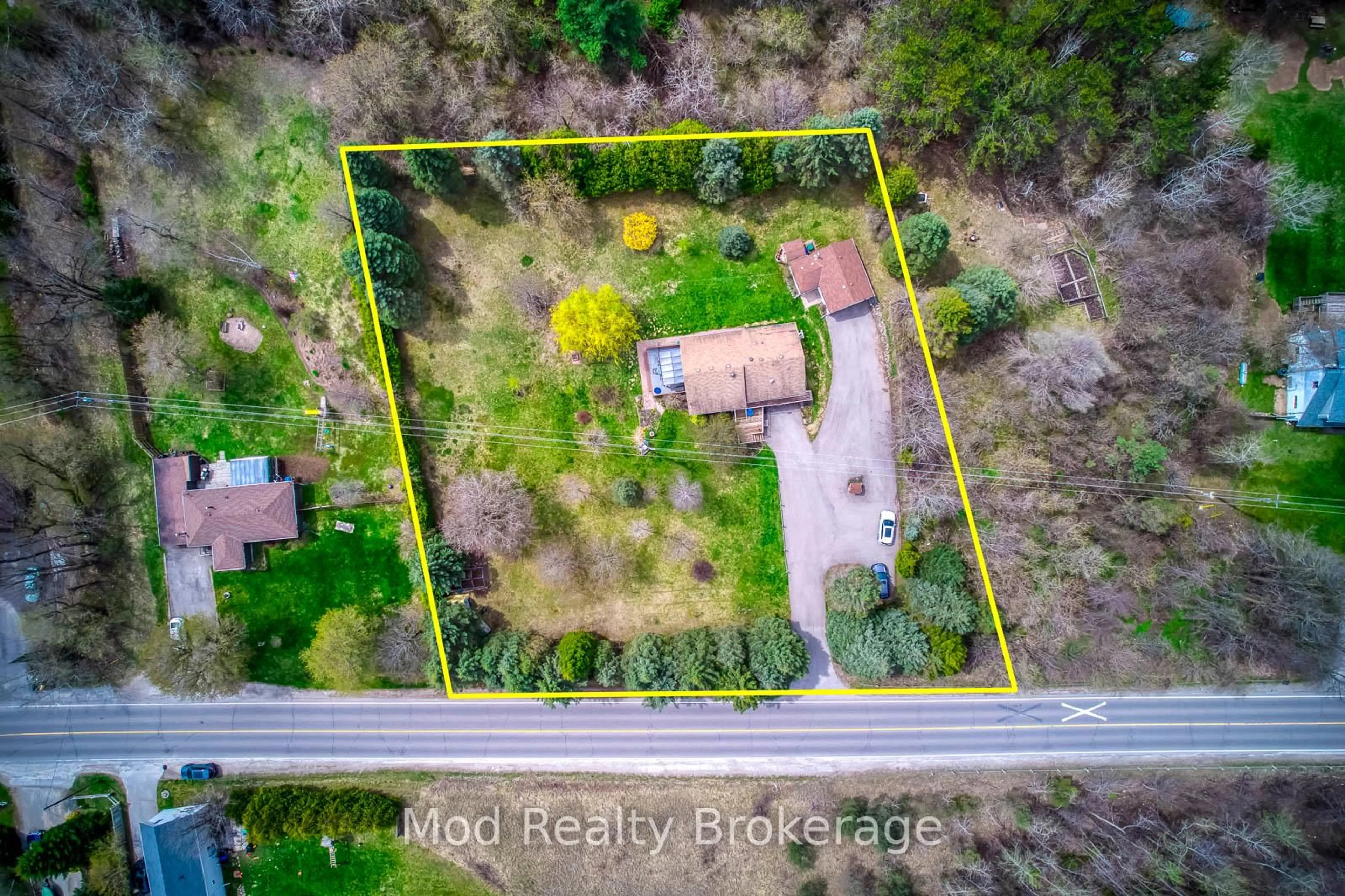 A pic from outside/outdoor area/front of a property/back of a property/a pic from drone, building for 12638 4 Line, Halton Hills Ontario L7J 2M1