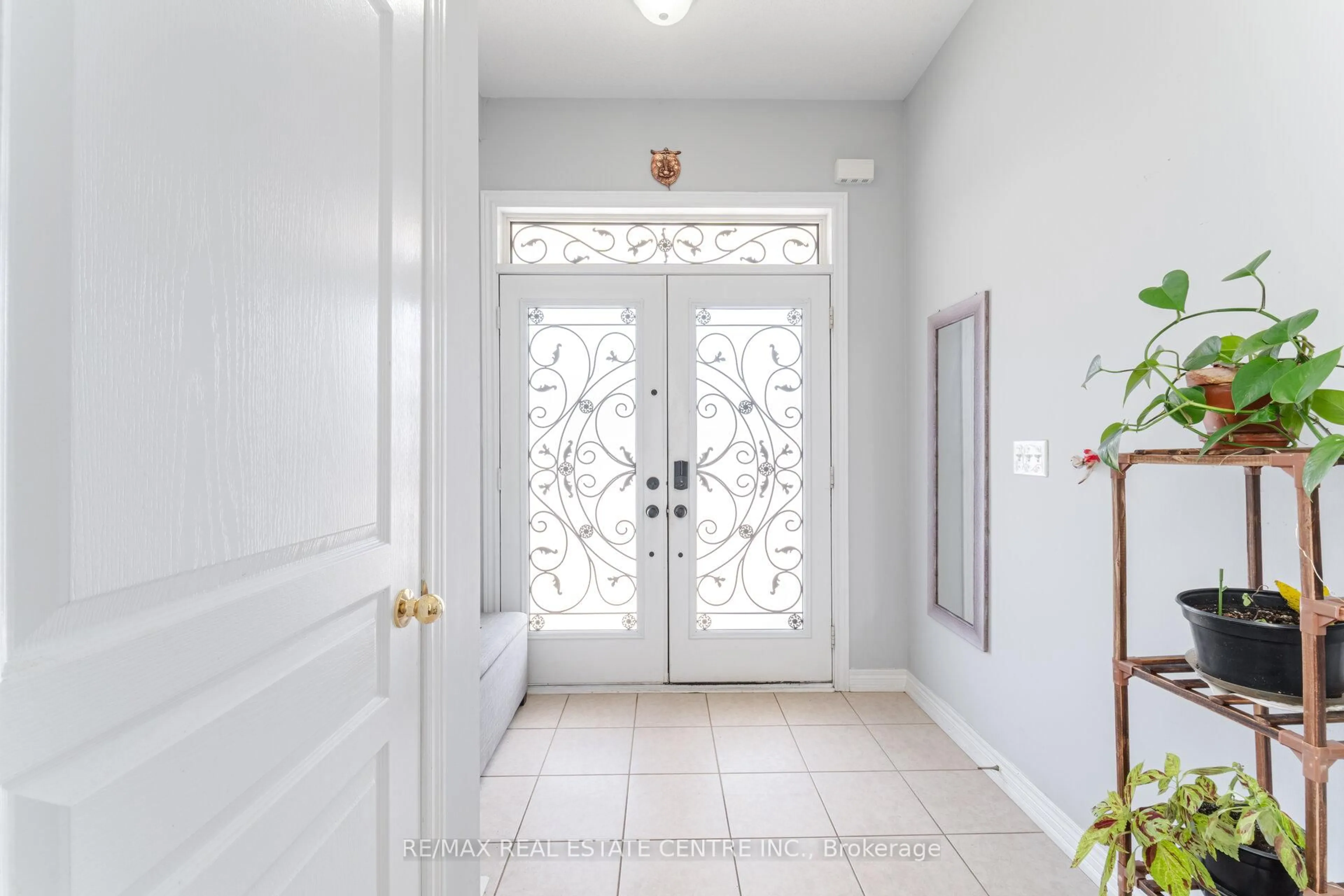 Indoor entryway for 15 Vanderpool Cres, Brampton Ontario L6P 3W9