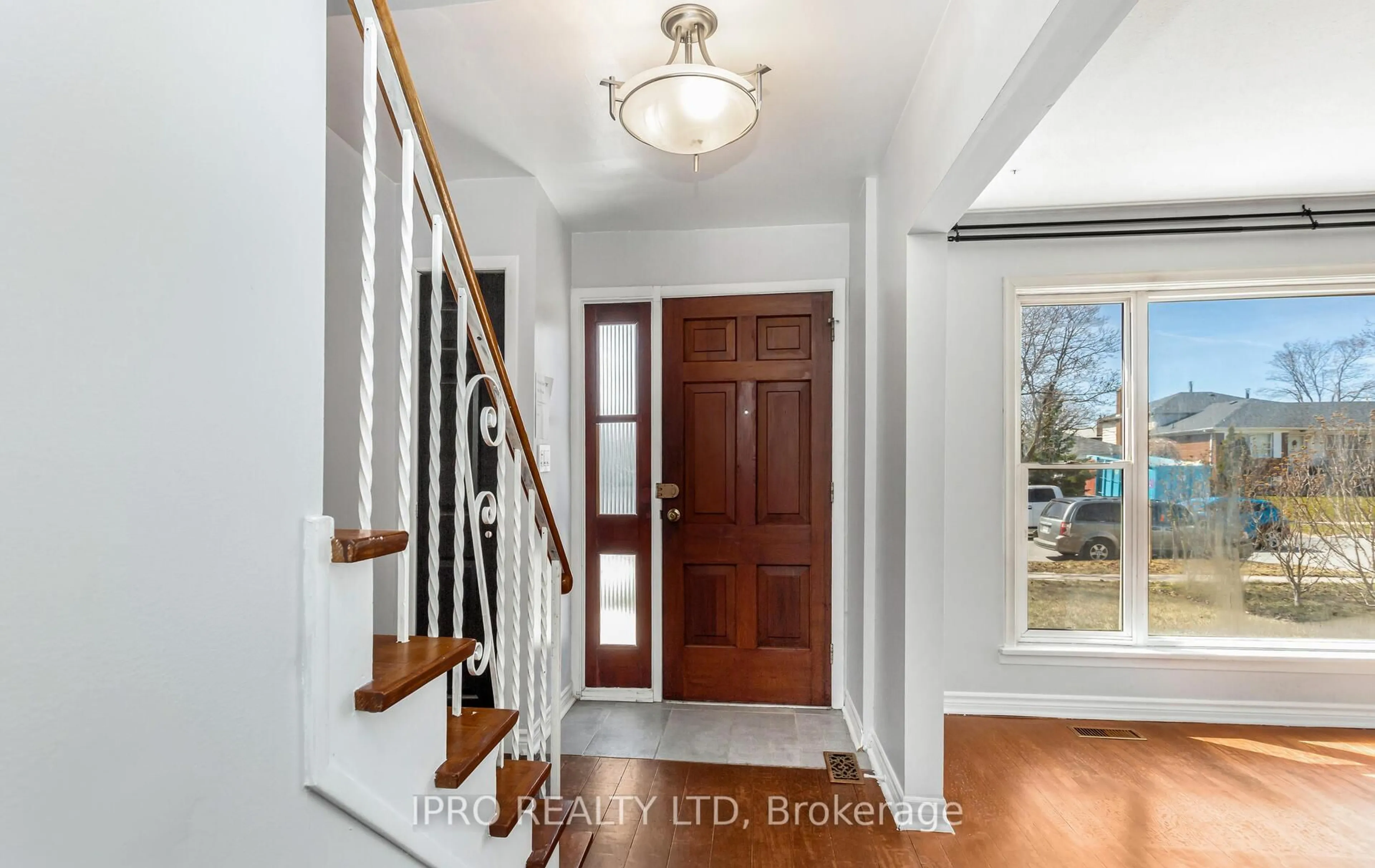 Indoor entryway for 95 Willowridge Rd, Toronto Ontario M9R 3Z5