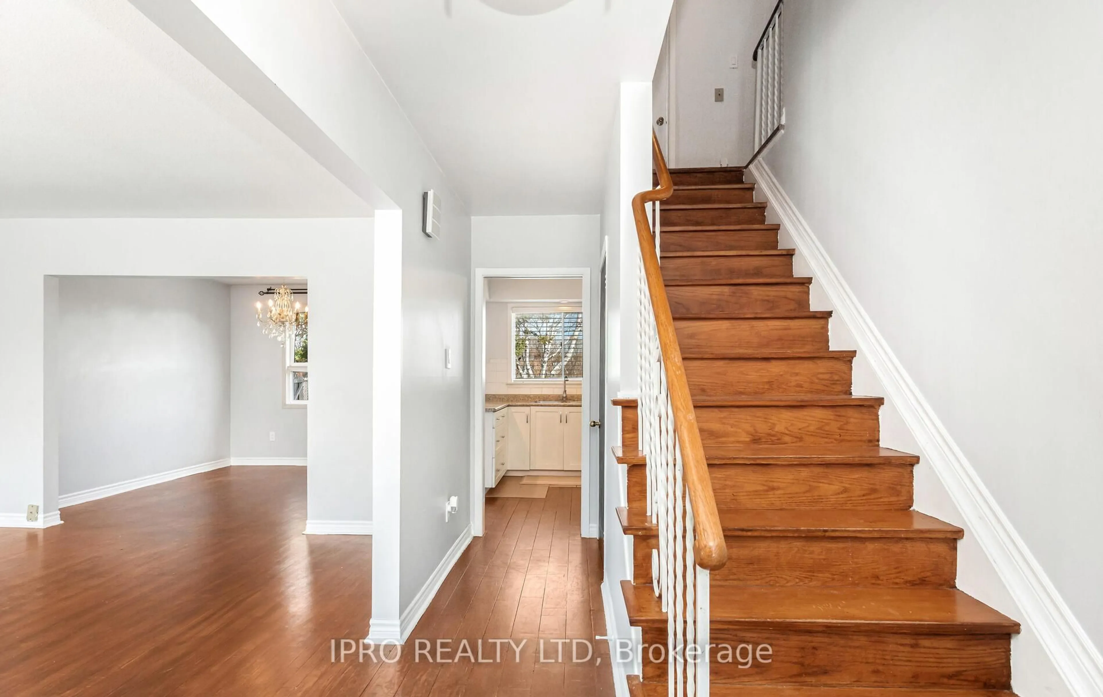 Indoor entryway for 95 Willowridge Rd, Toronto Ontario M9R 3Z5