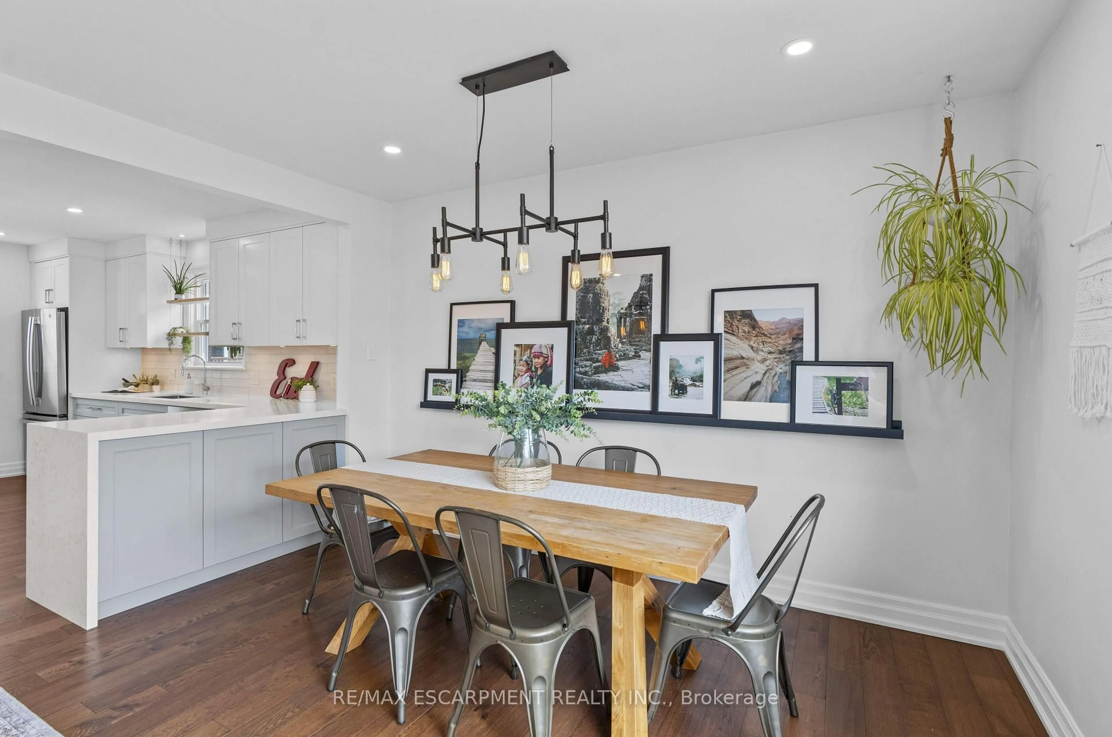 Dining room, wood/laminate floor for 1384 Bunnell Dr, Burlington Ontario L7P 2E1