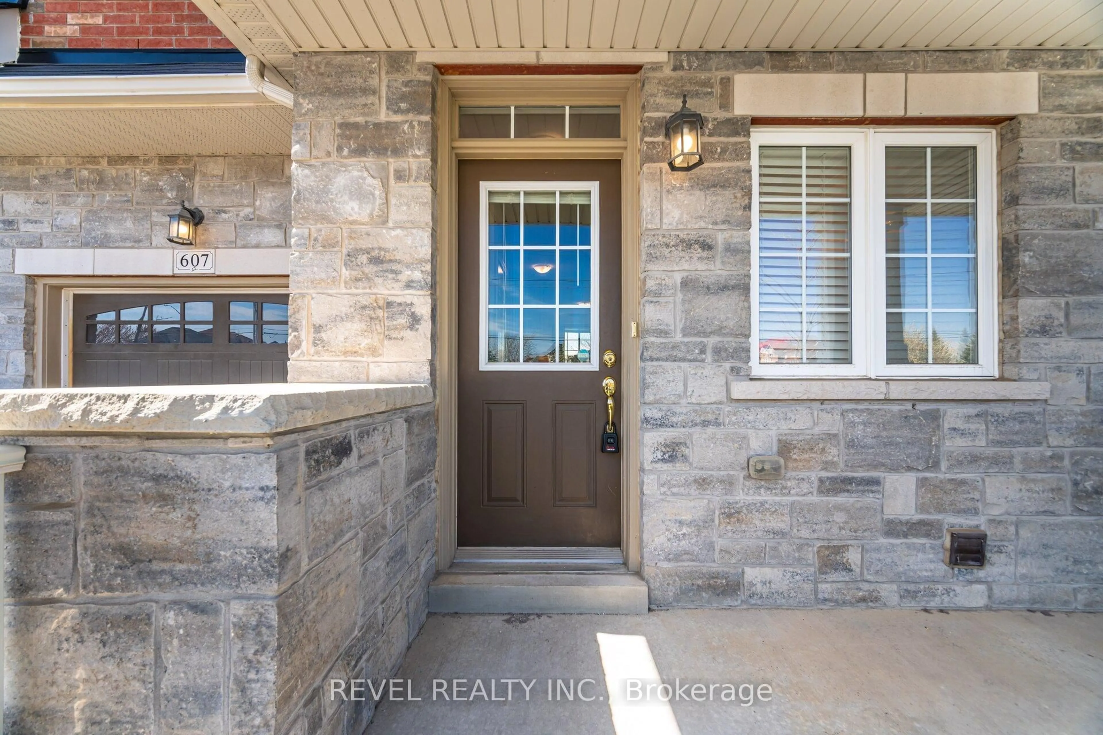 Indoor entryway for 607 Murray Meadows Pl, Milton Ontario L9T 8L7