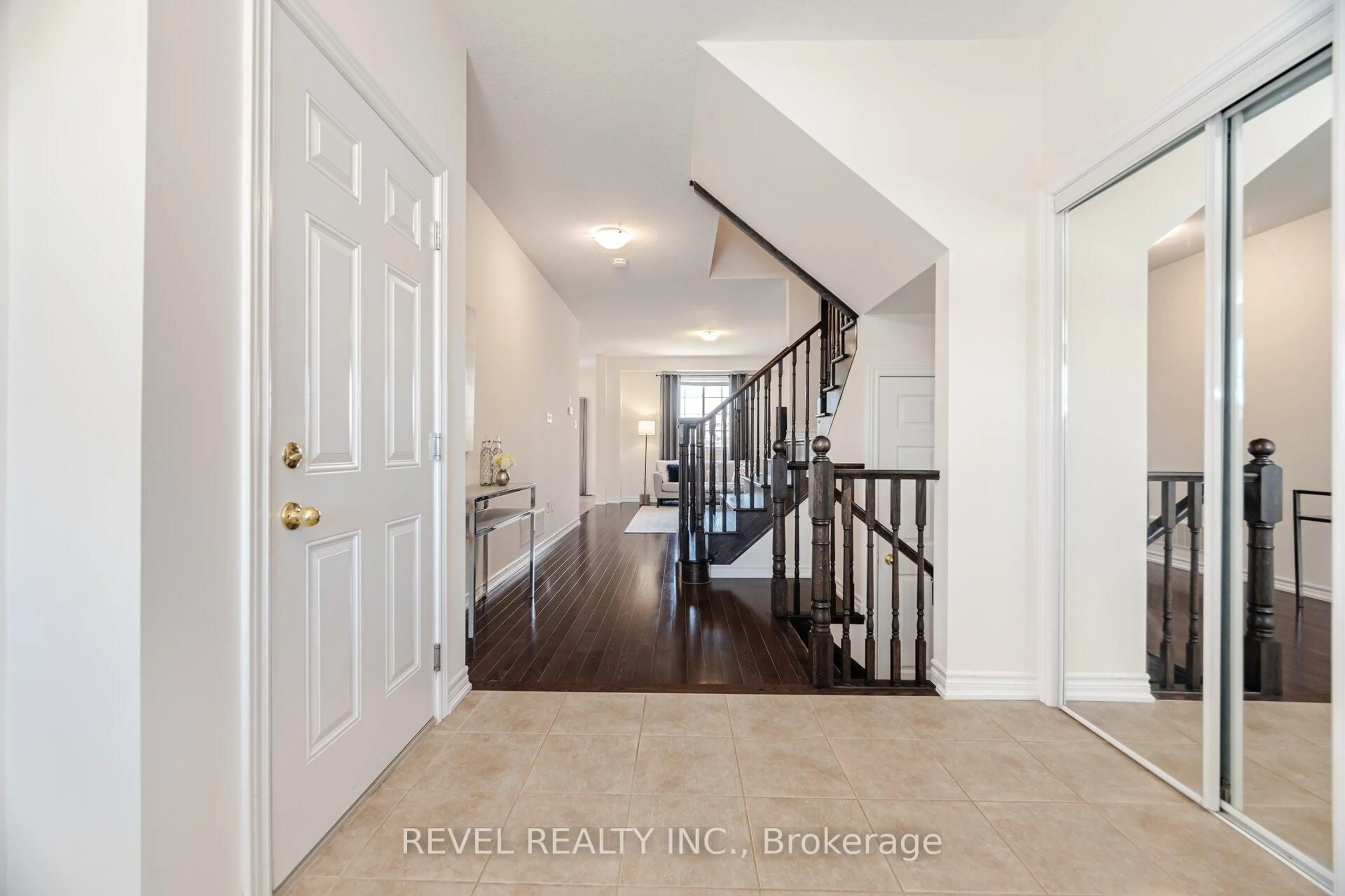 Indoor entryway for 607 Murray Meadows Pl, Milton Ontario L9T 8L7