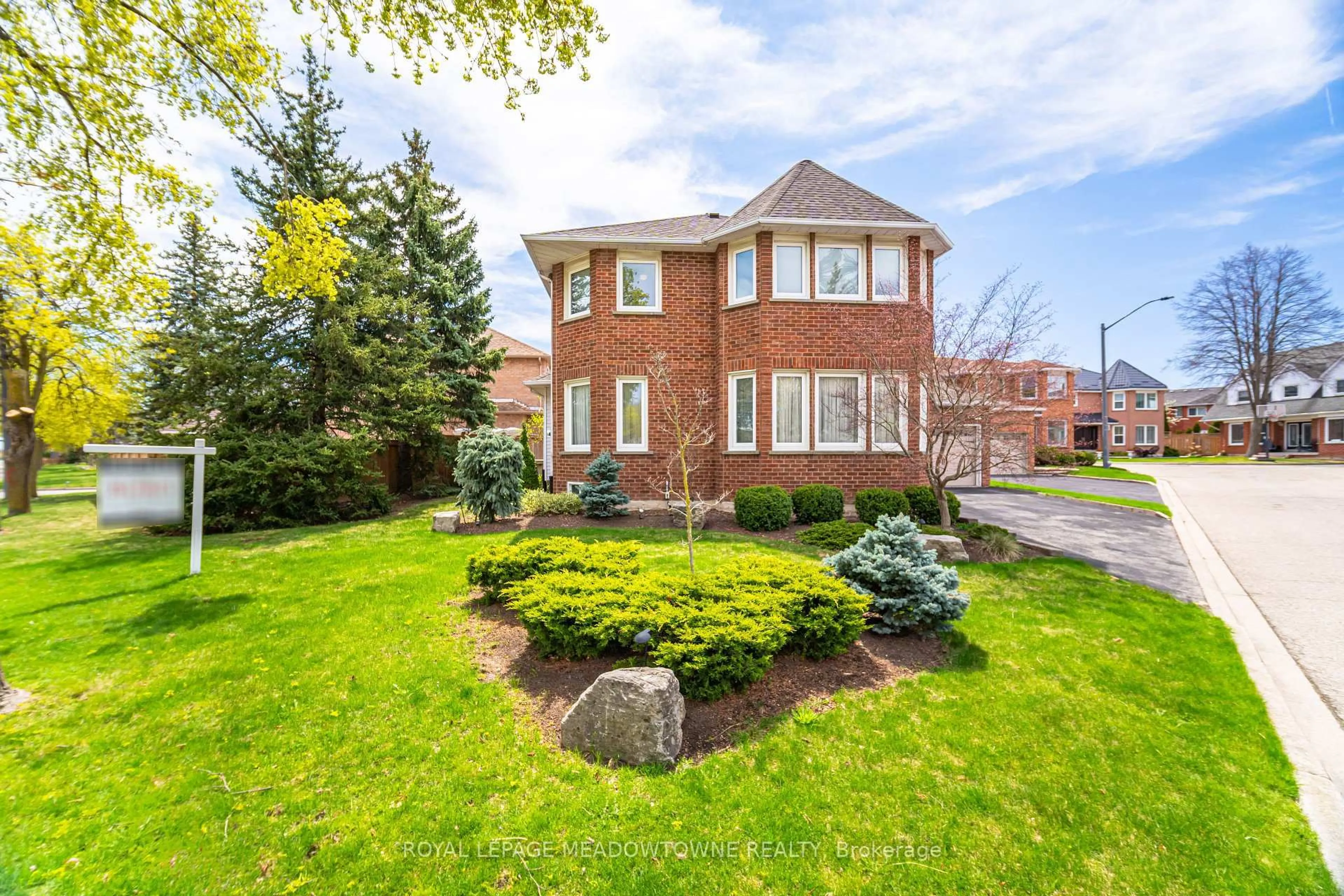 Home with brick exterior material, street for 6062 Tenth Line, Mississauga Ontario L5N 5S4
