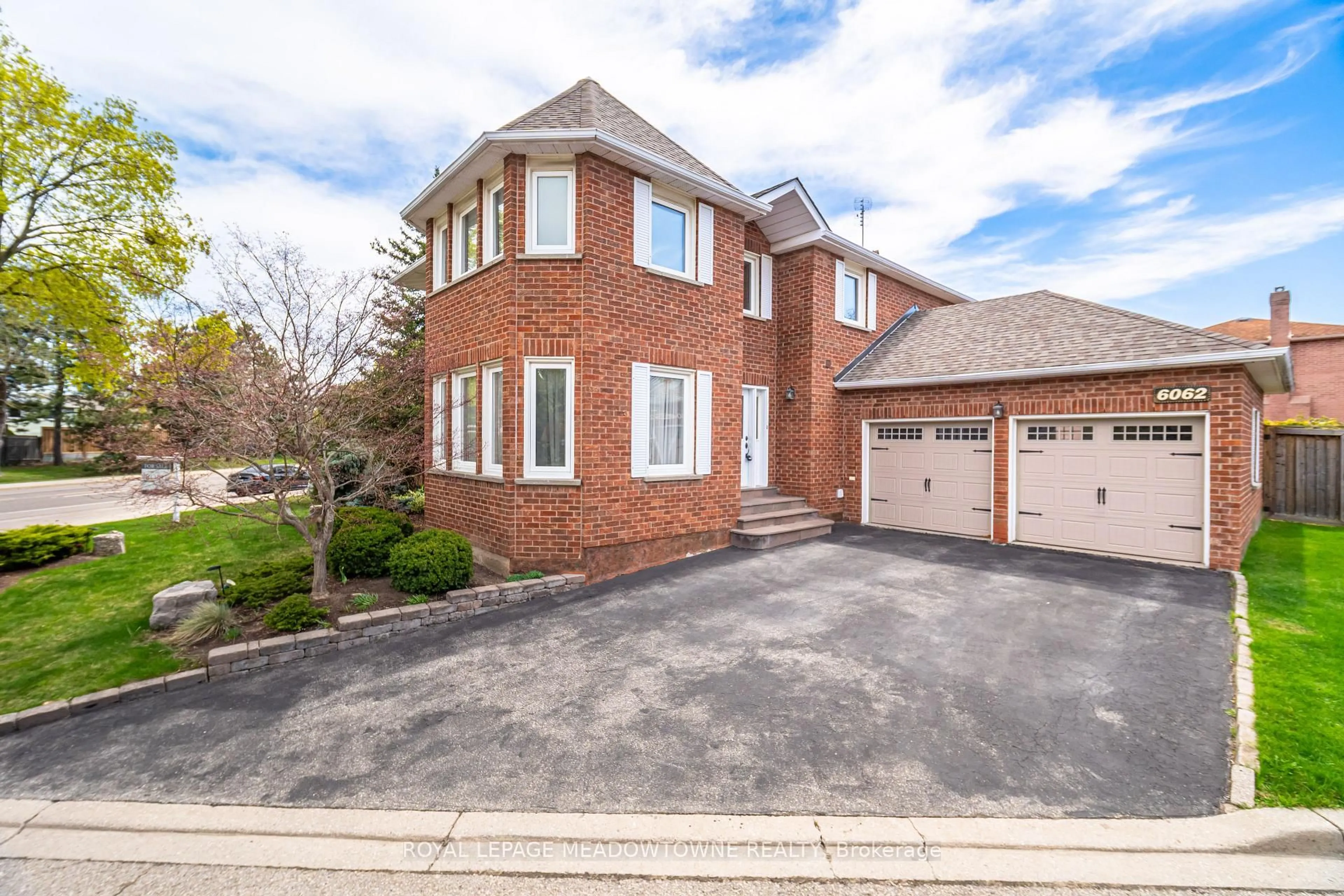 Home with brick exterior material, street for 6062 Tenth Line, Mississauga Ontario L5N 5S4