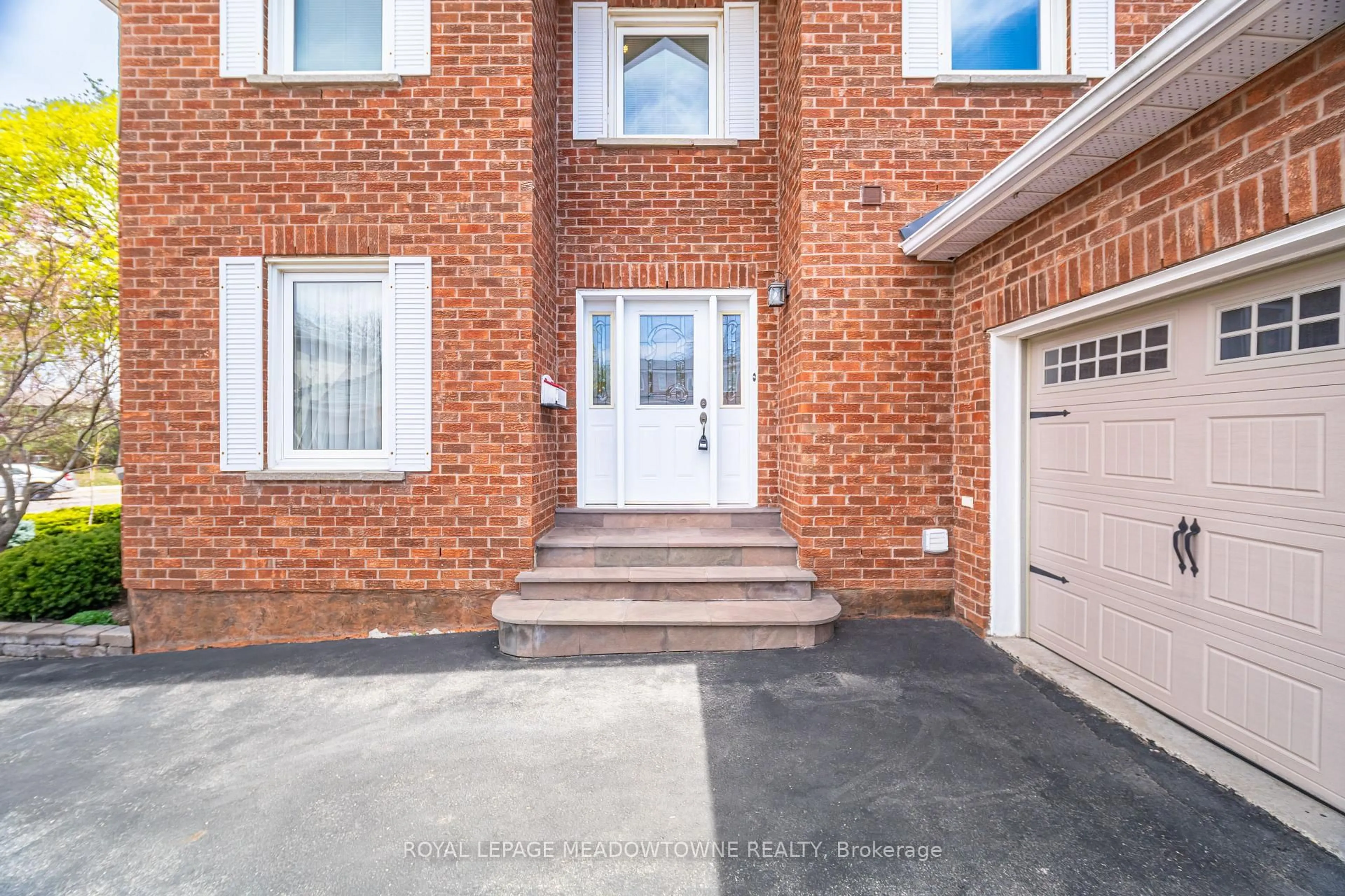 Unknown for 6062 Tenth Line, Mississauga Ontario L5N 5S4