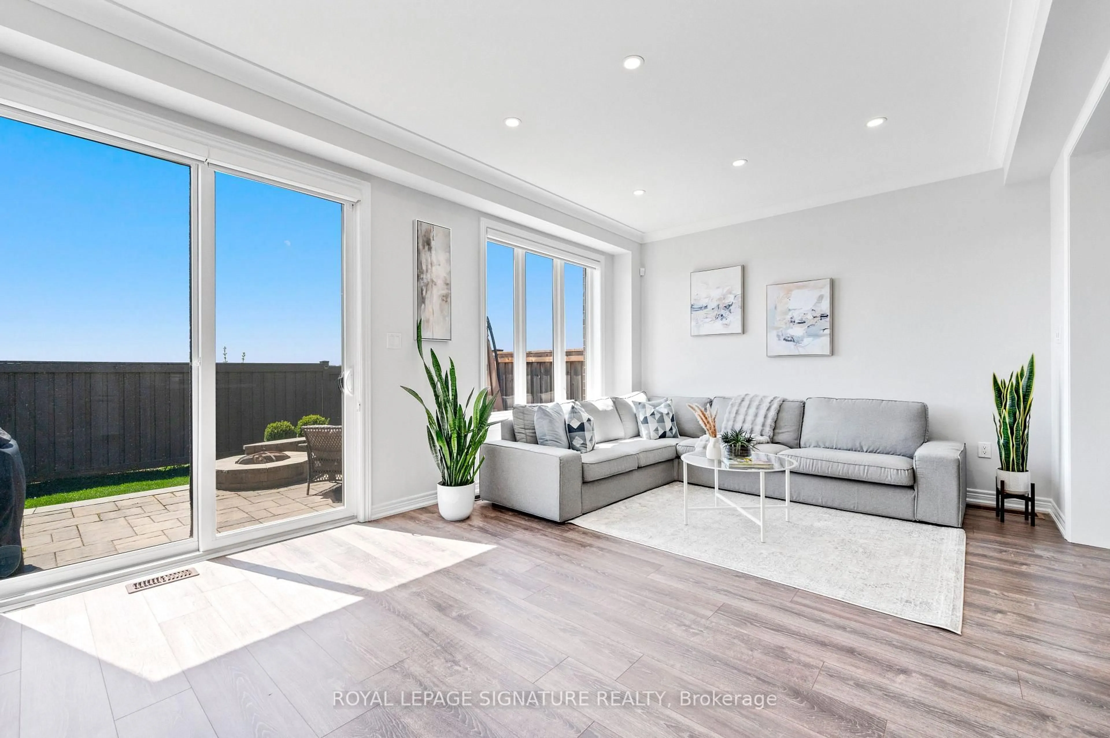 Living room with furniture, unknown for 1518 Shade Lane, Milton Ontario L9E 1B9