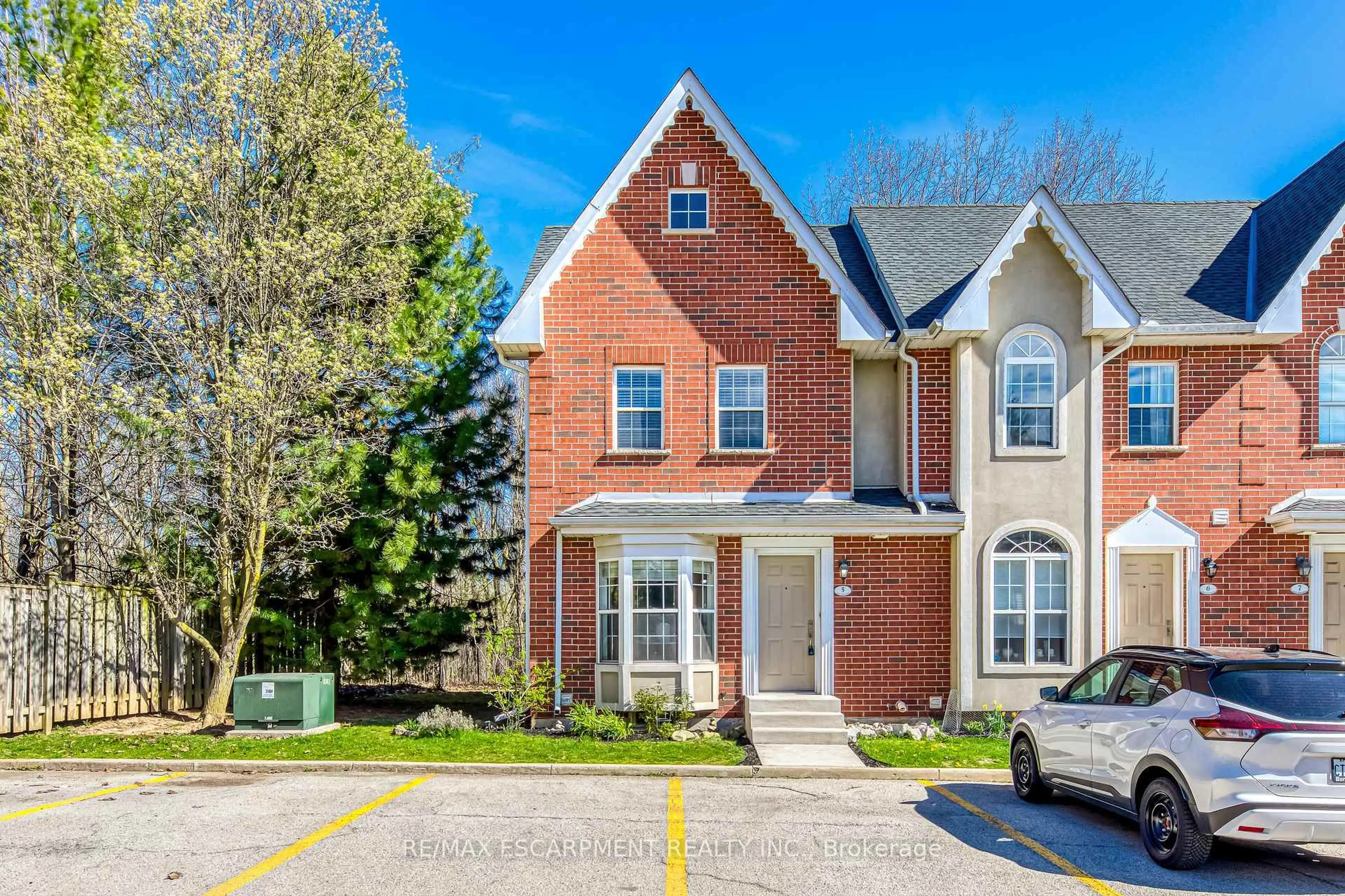 Home with brick exterior material, street for 4200 Kilmer Dr #Unit 5, Burlington Ontario L7M 4Y2
